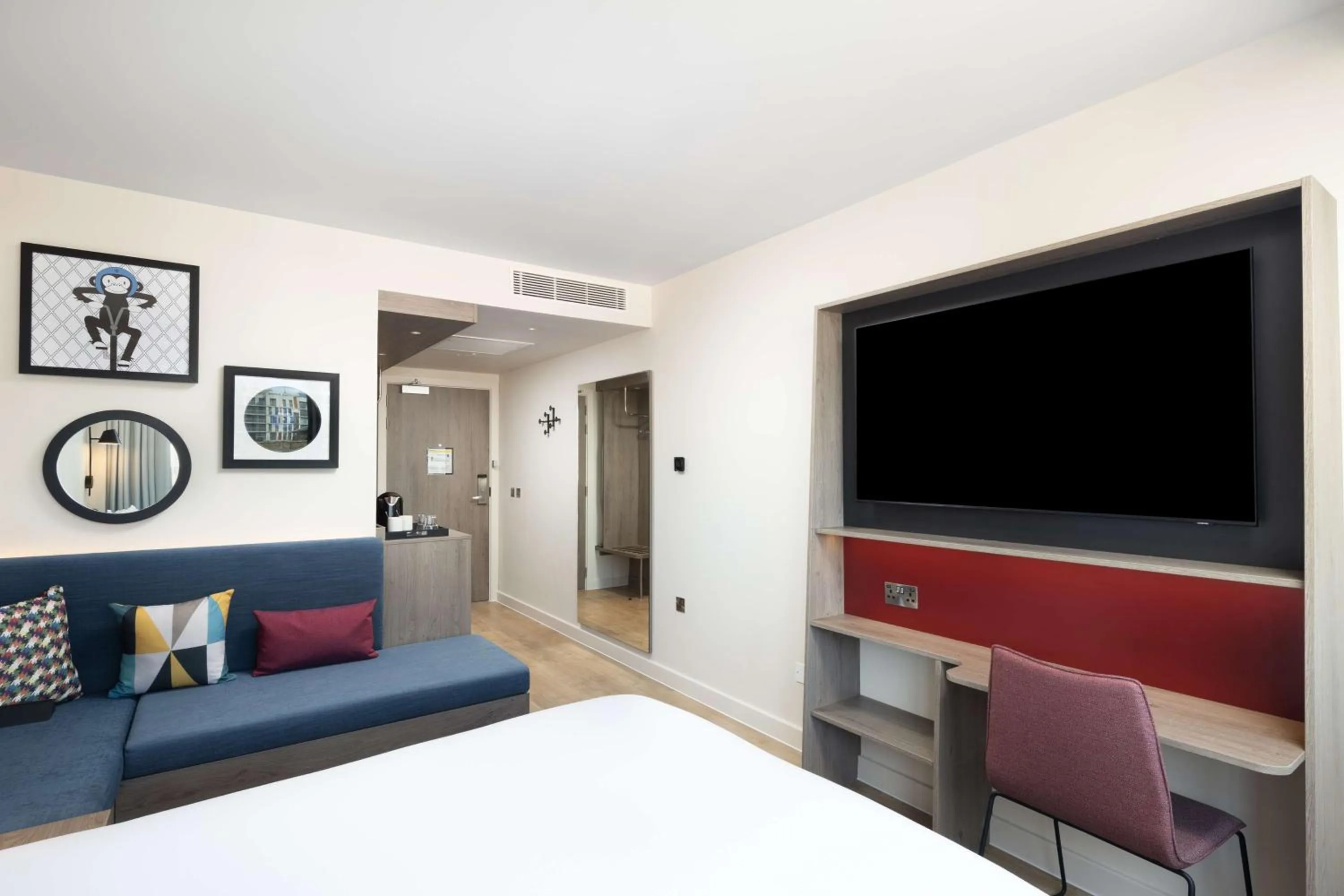 Bedroom, Bed in Hampton By Hilton London City