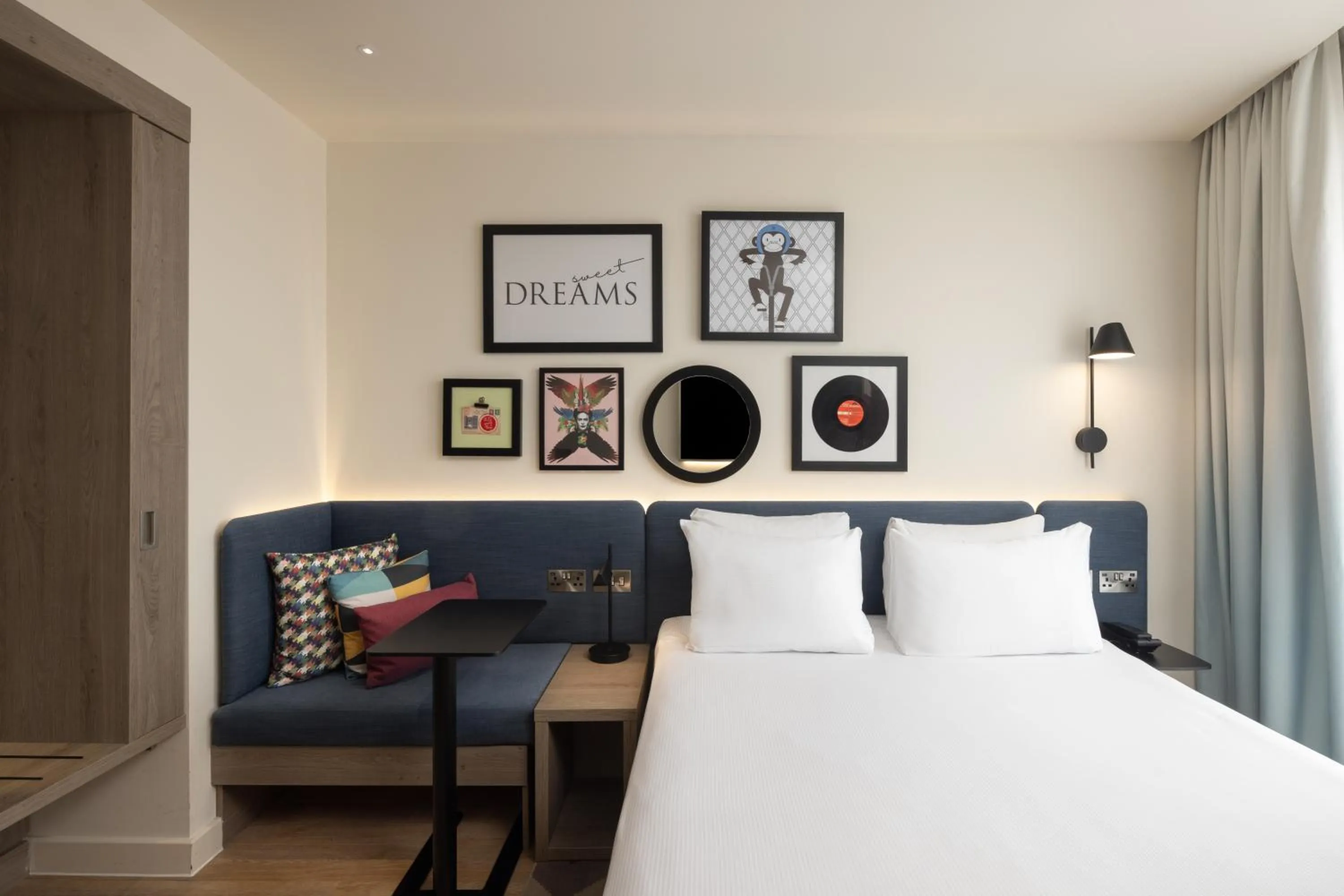 Bedroom, Bed in Hampton By Hilton London City