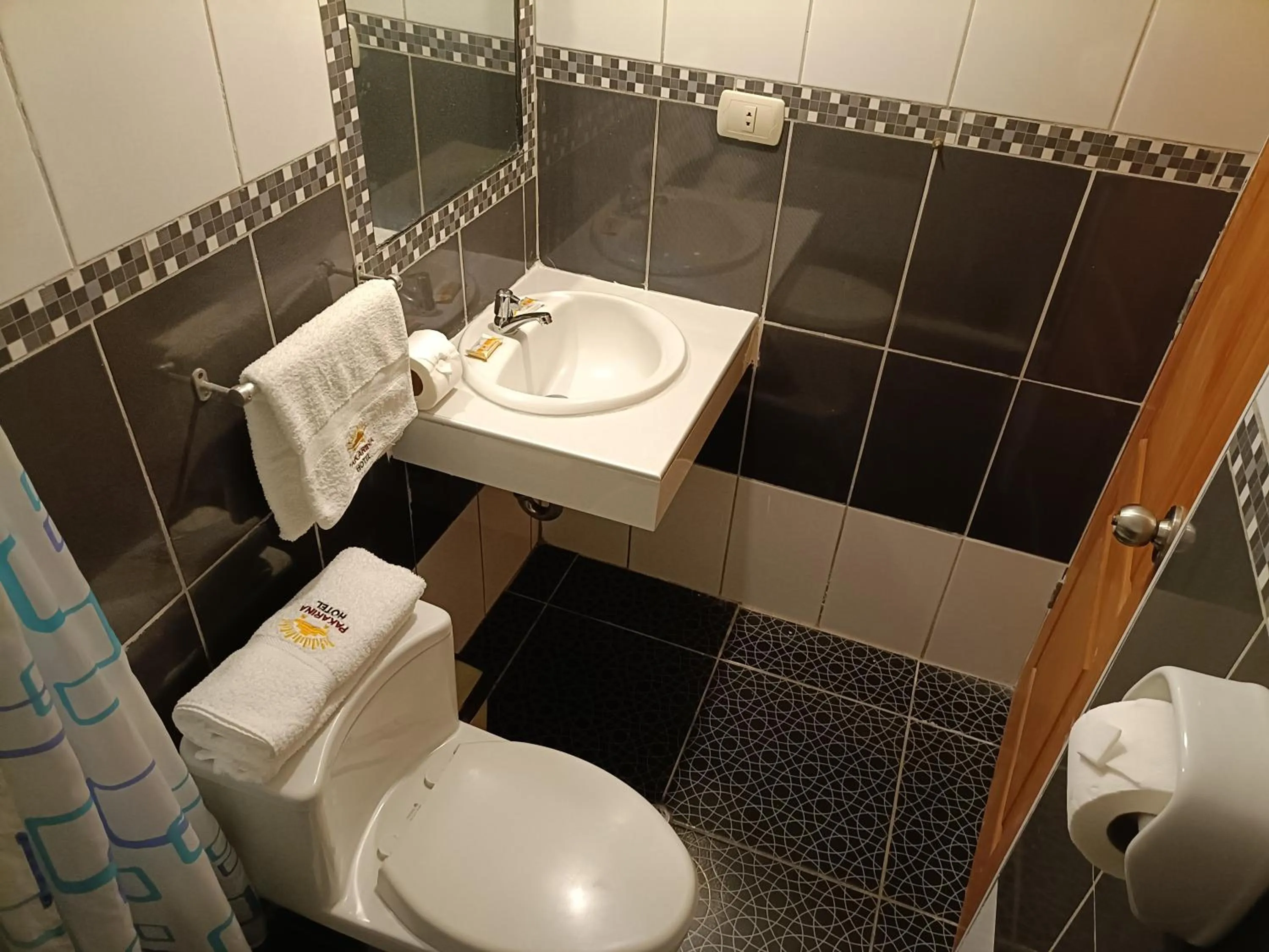 Toilet in PAKARINA HOTEL