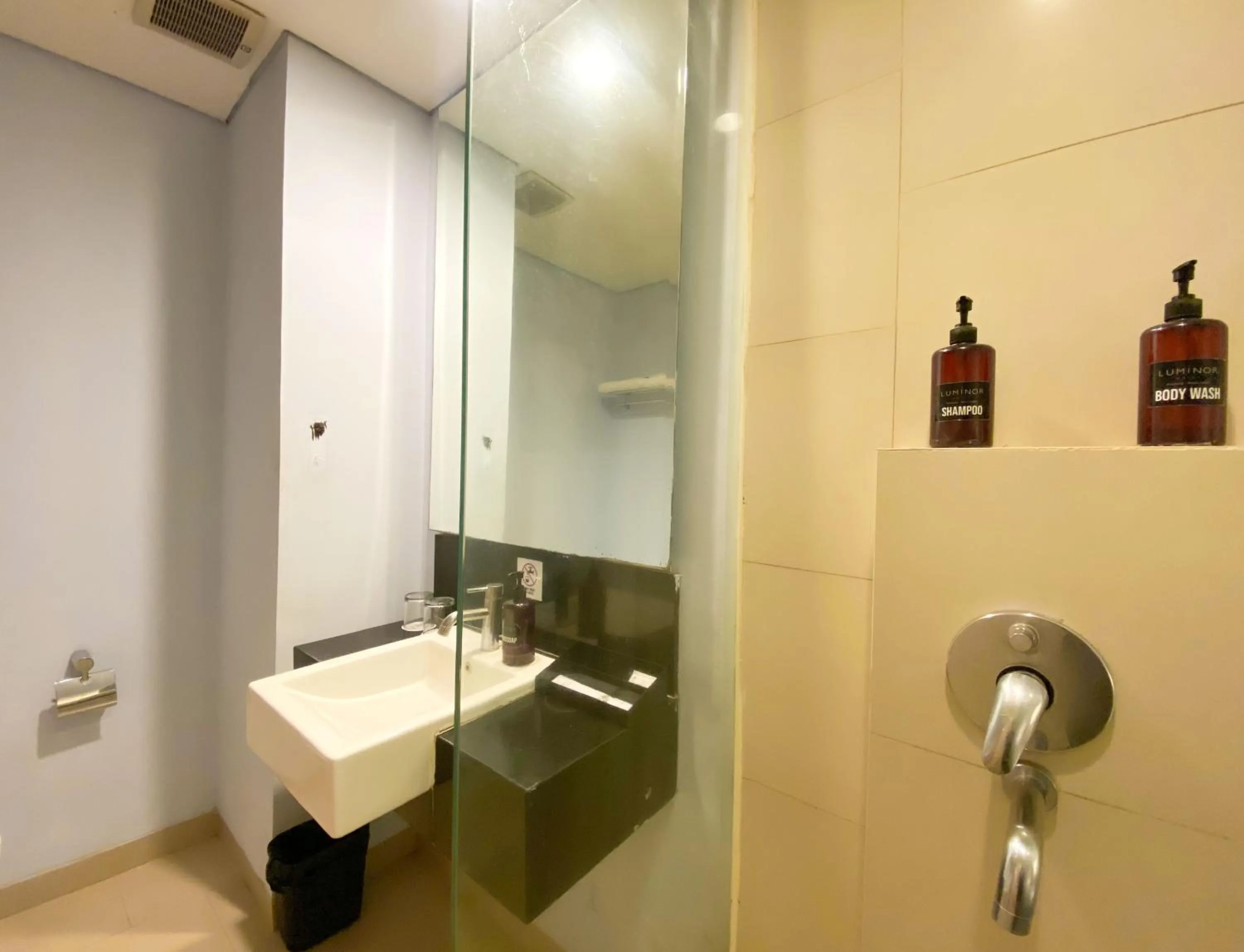 Bathroom in Luminor Hotel Metro Indah Bandung - Free Breakfast - Free Exclusive Gym - Free Aesthetic Afternoon Tea or Coffee