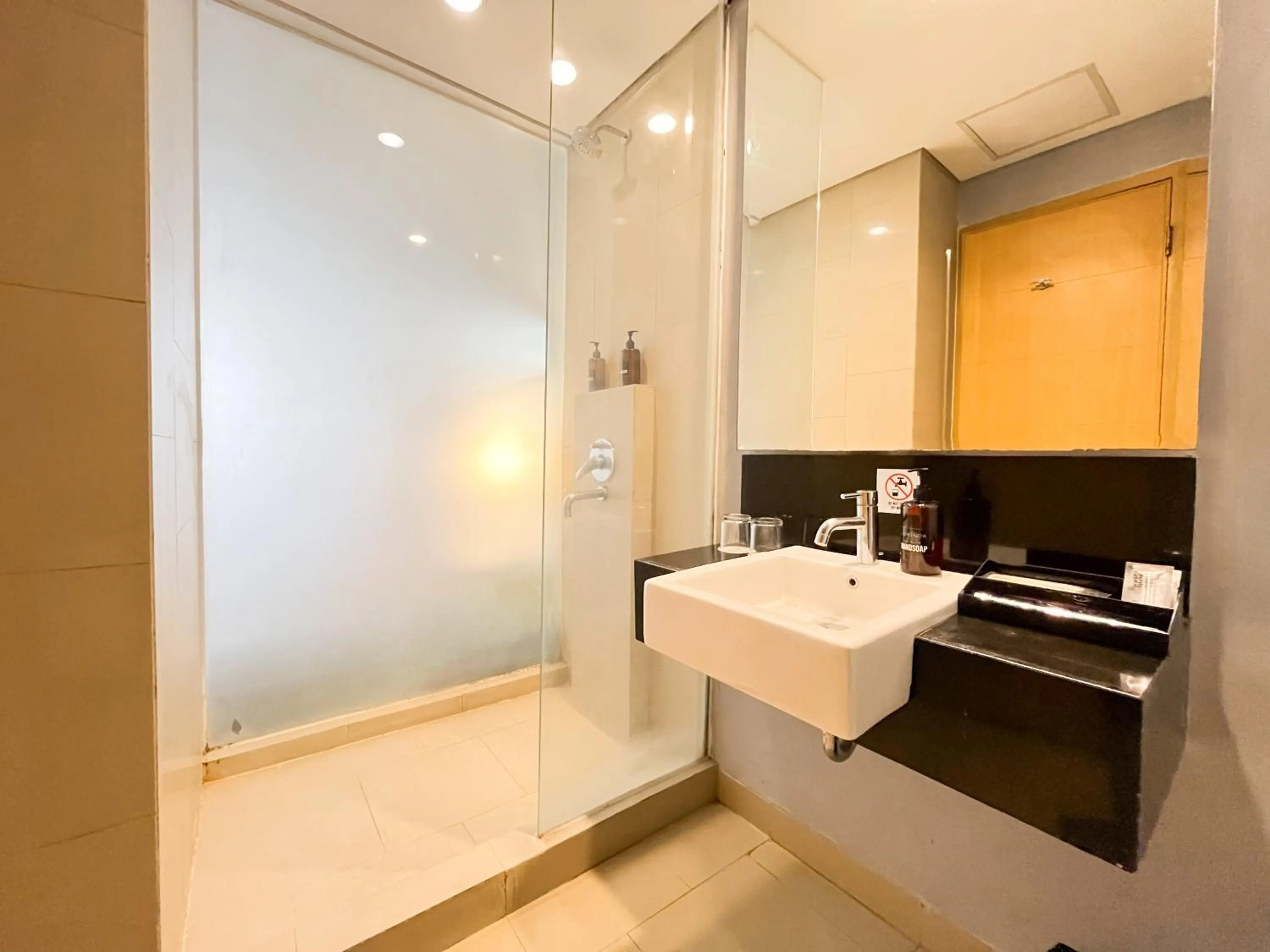 Bathroom in Luminor Hotel Metro Indah Bandung - Free Breakfast - Free Exclusive Gym - Free Aesthetic Afternoon Tea or Coffee
