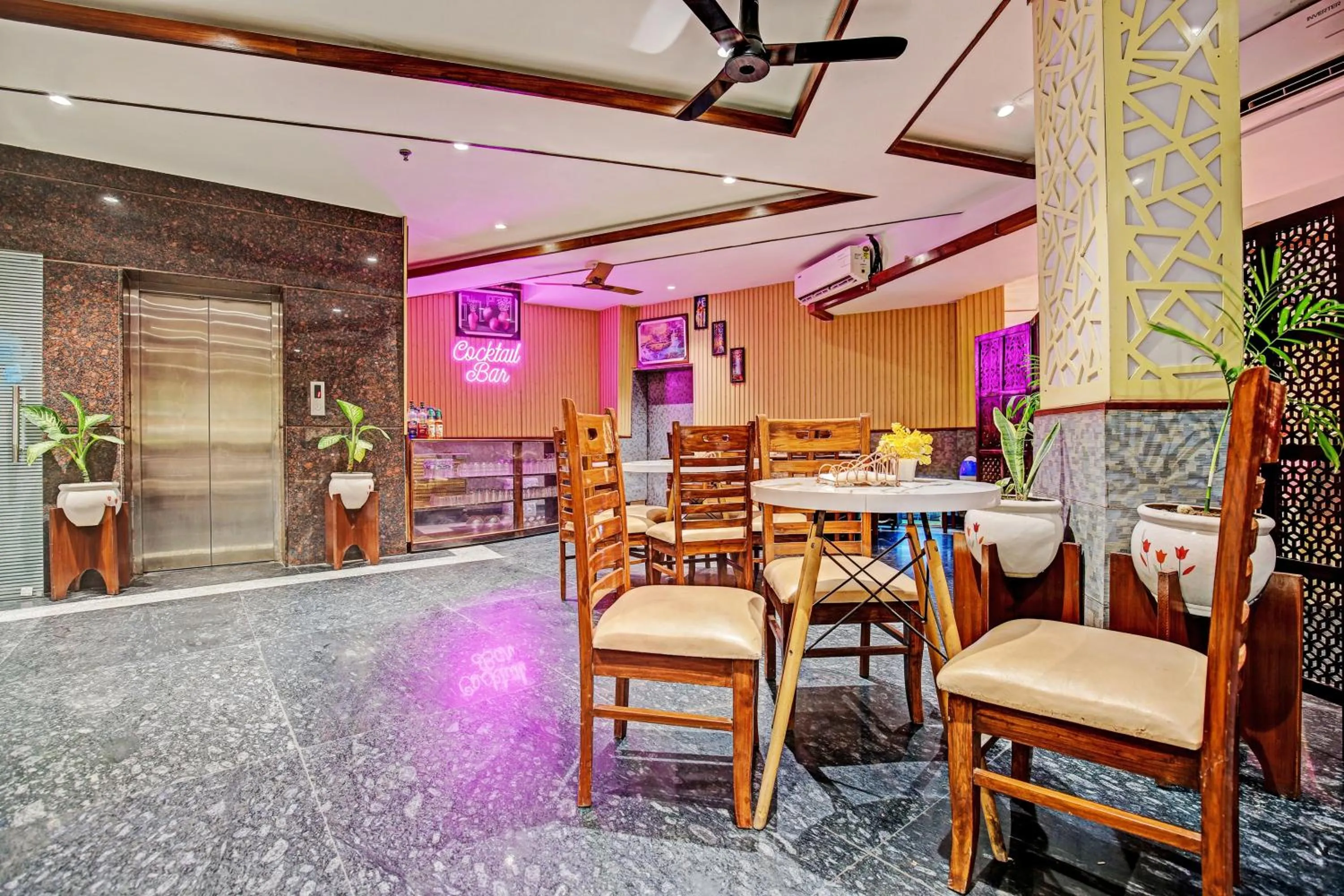 Restaurant/places to eat in Super Townhouse Eastern View Formerly Vihaan Residency