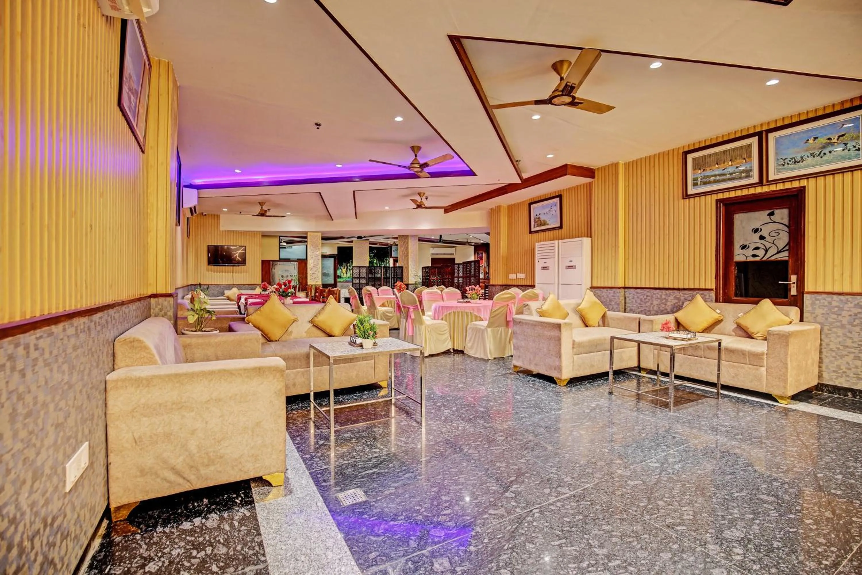 Restaurant/places to eat in Super Townhouse Eastern View Formerly Vihaan Residency