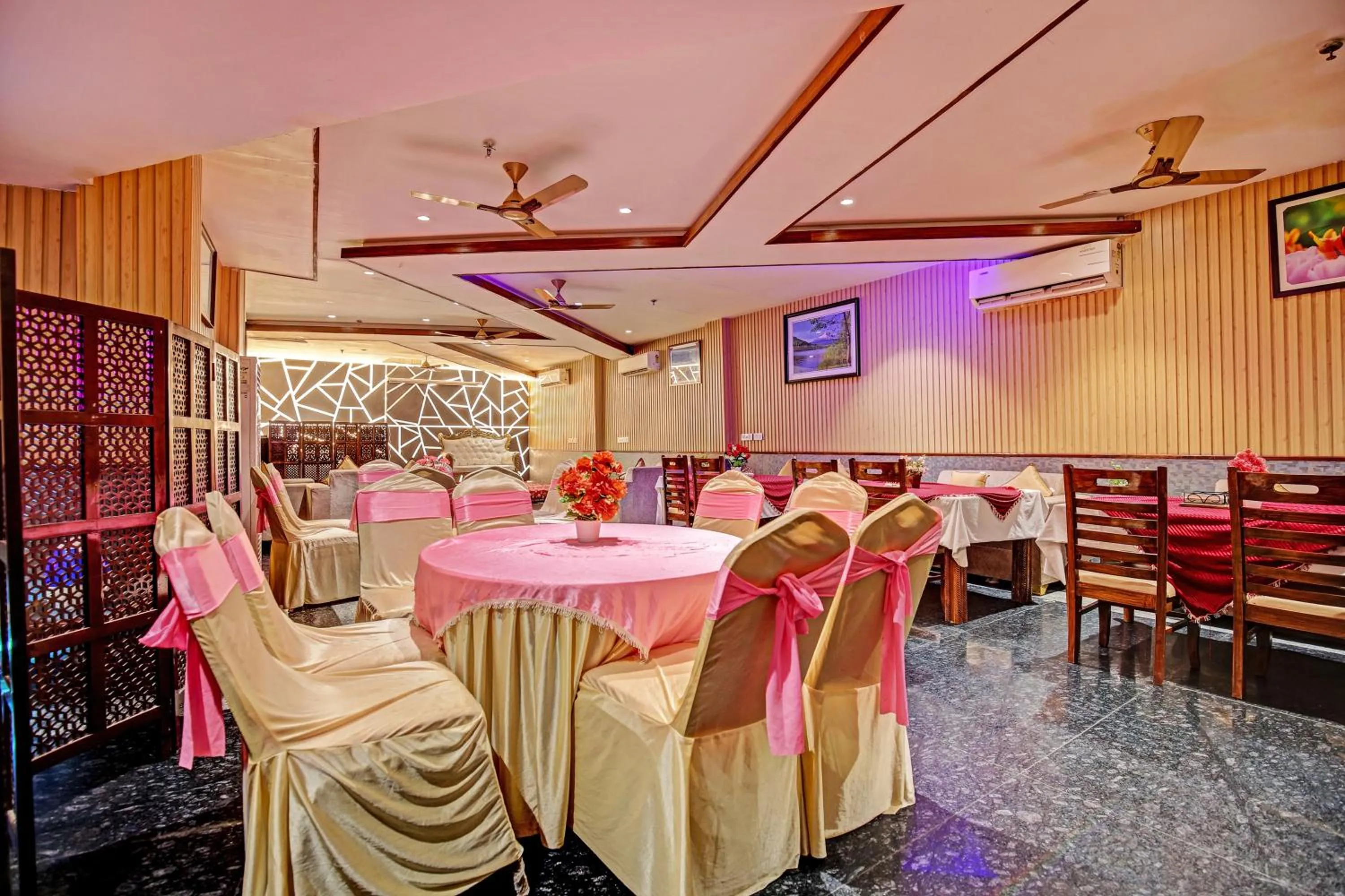 Restaurant/places to eat in Super Townhouse Eastern View Formerly Vihaan Residency