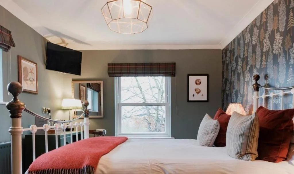 Garden view, Bed in Fisherman's Haunt Hotel