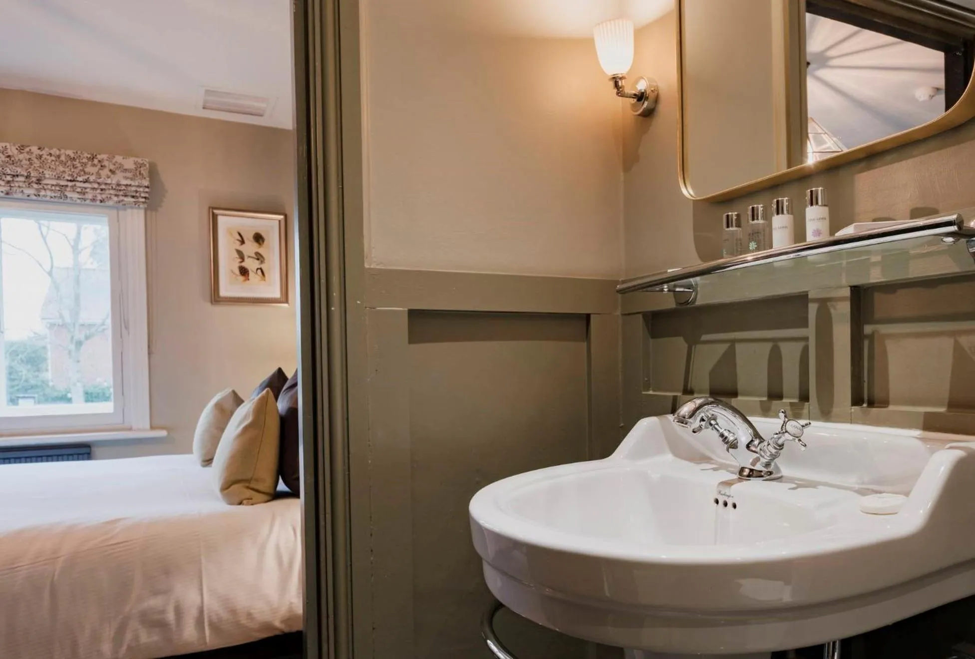 Bathroom in Fisherman's Haunt Hotel