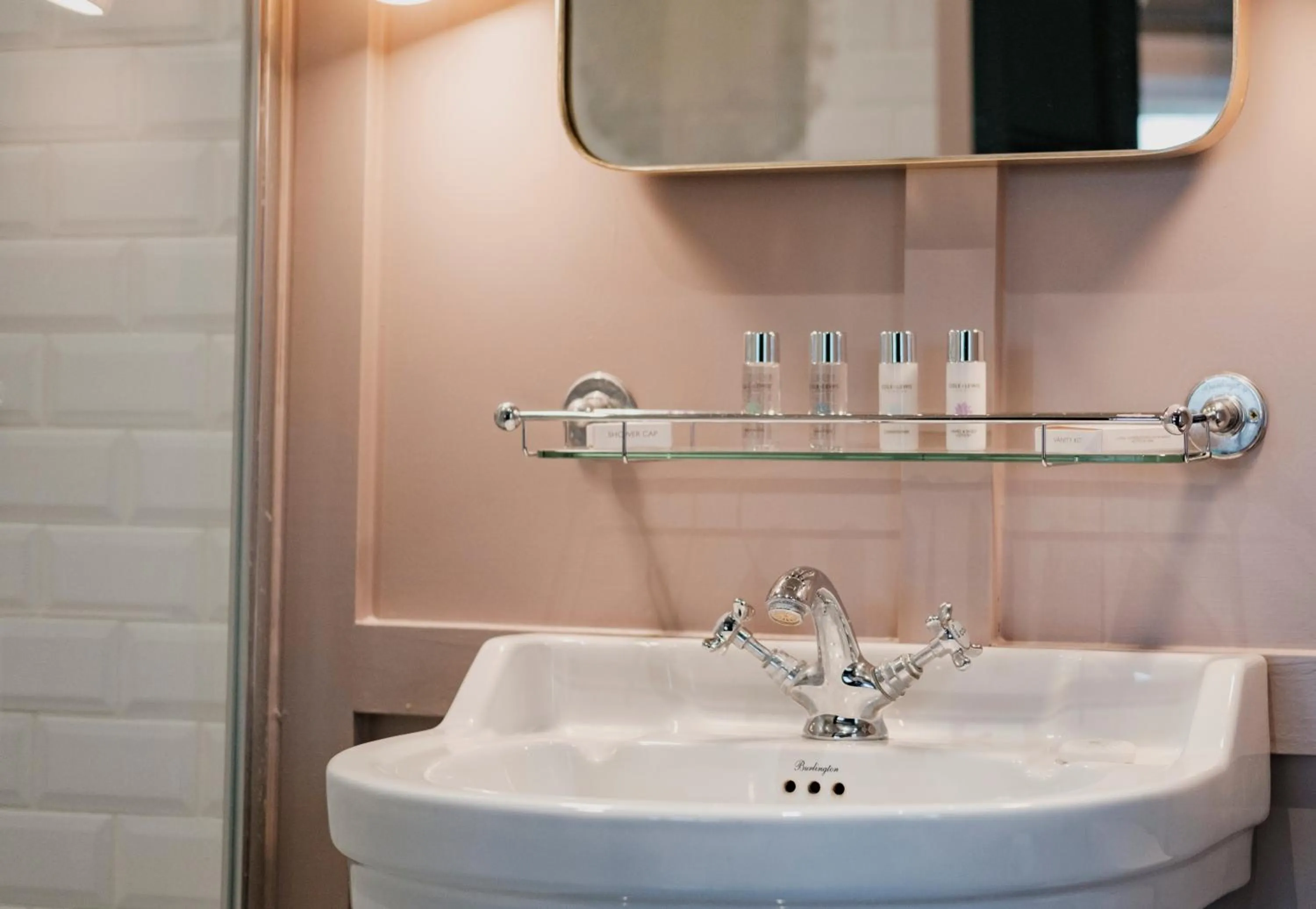 Bathroom in Fisherman's Haunt Hotel