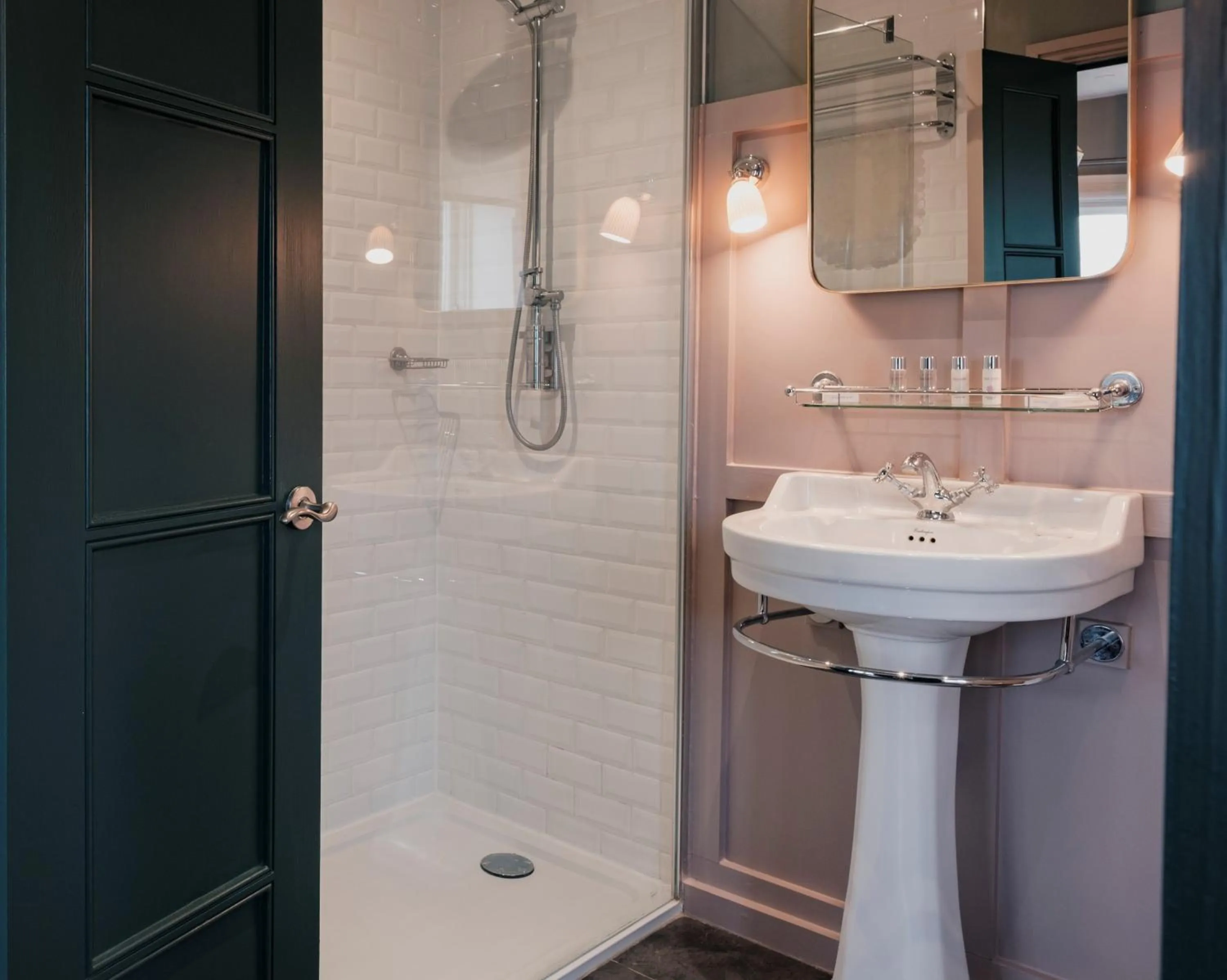 Bathroom in Fisherman's Haunt Hotel