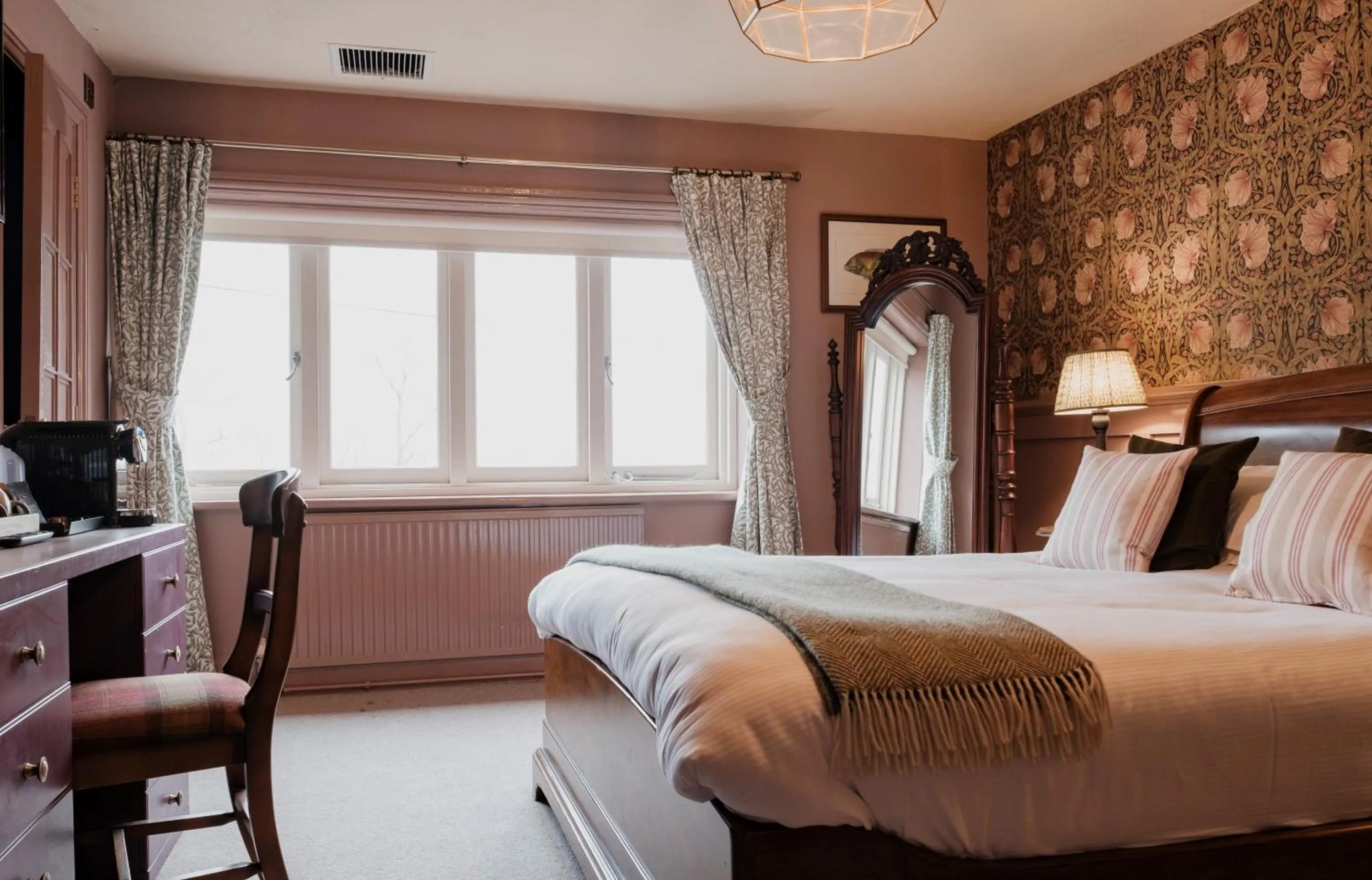 Bed in Fisherman's Haunt Hotel