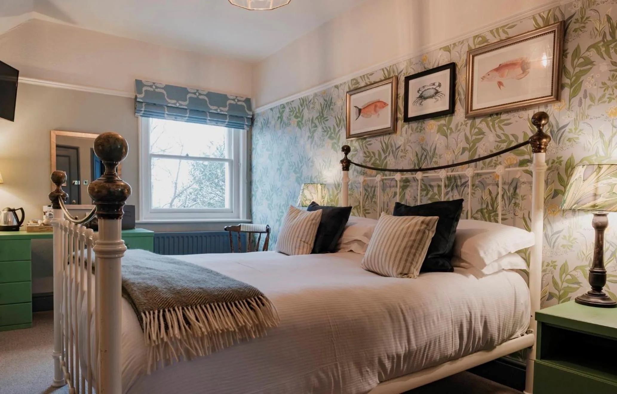 Bed in Fisherman's Haunt Hotel