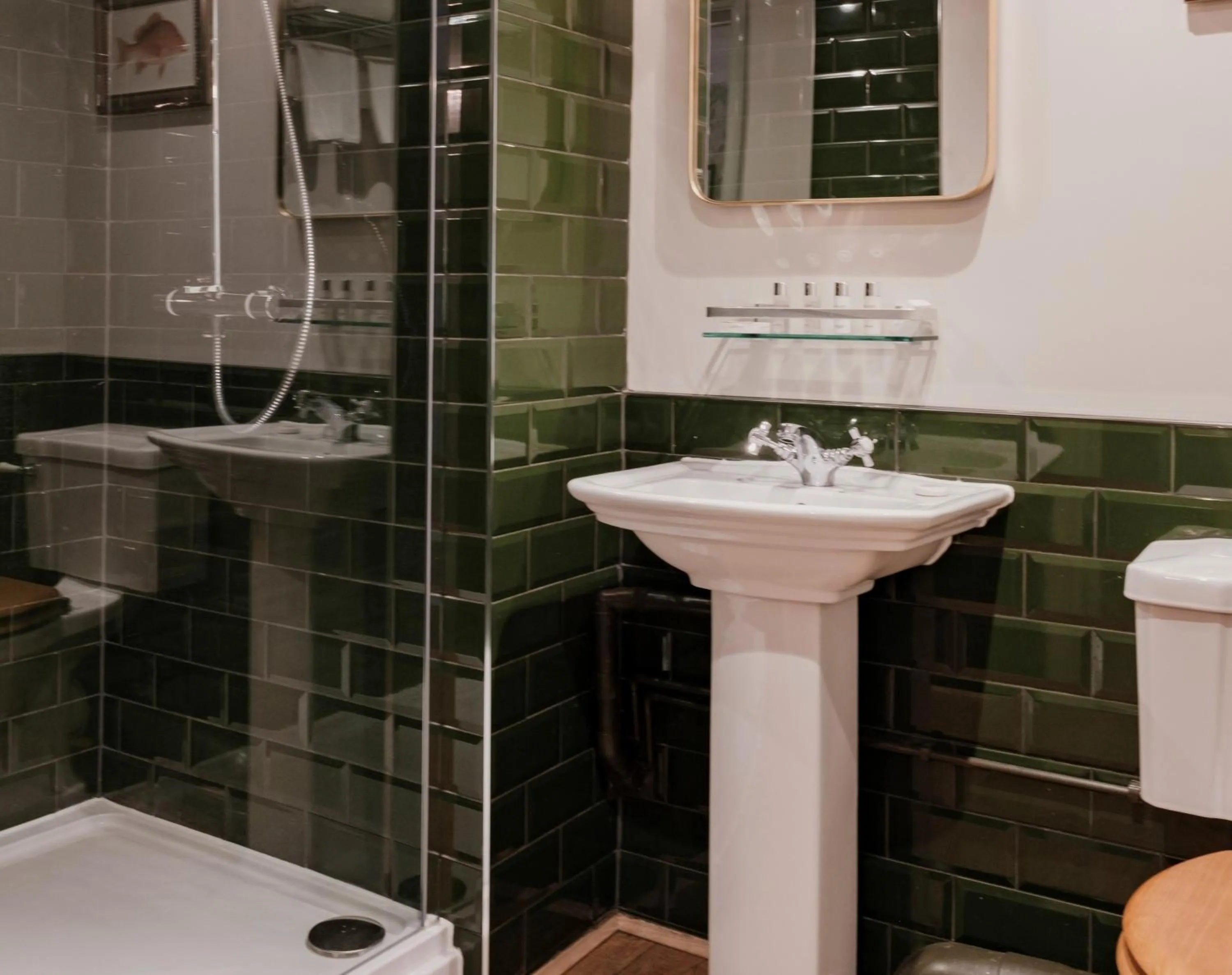 Bathroom in Fisherman's Haunt Hotel