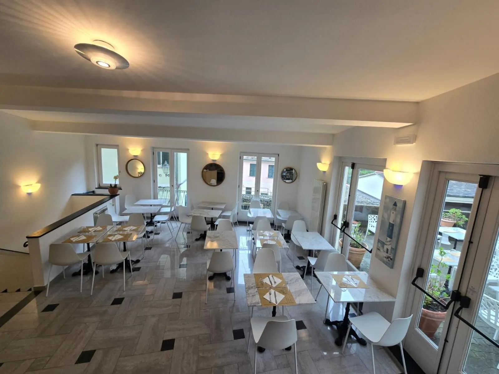 Communal lounge/ TV room in Pensione Sorriso