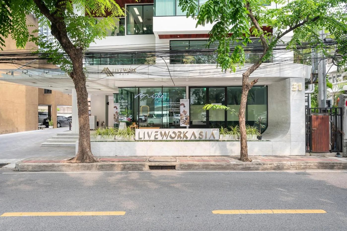 Property building in LiveZen Bangkok Sukhumvit