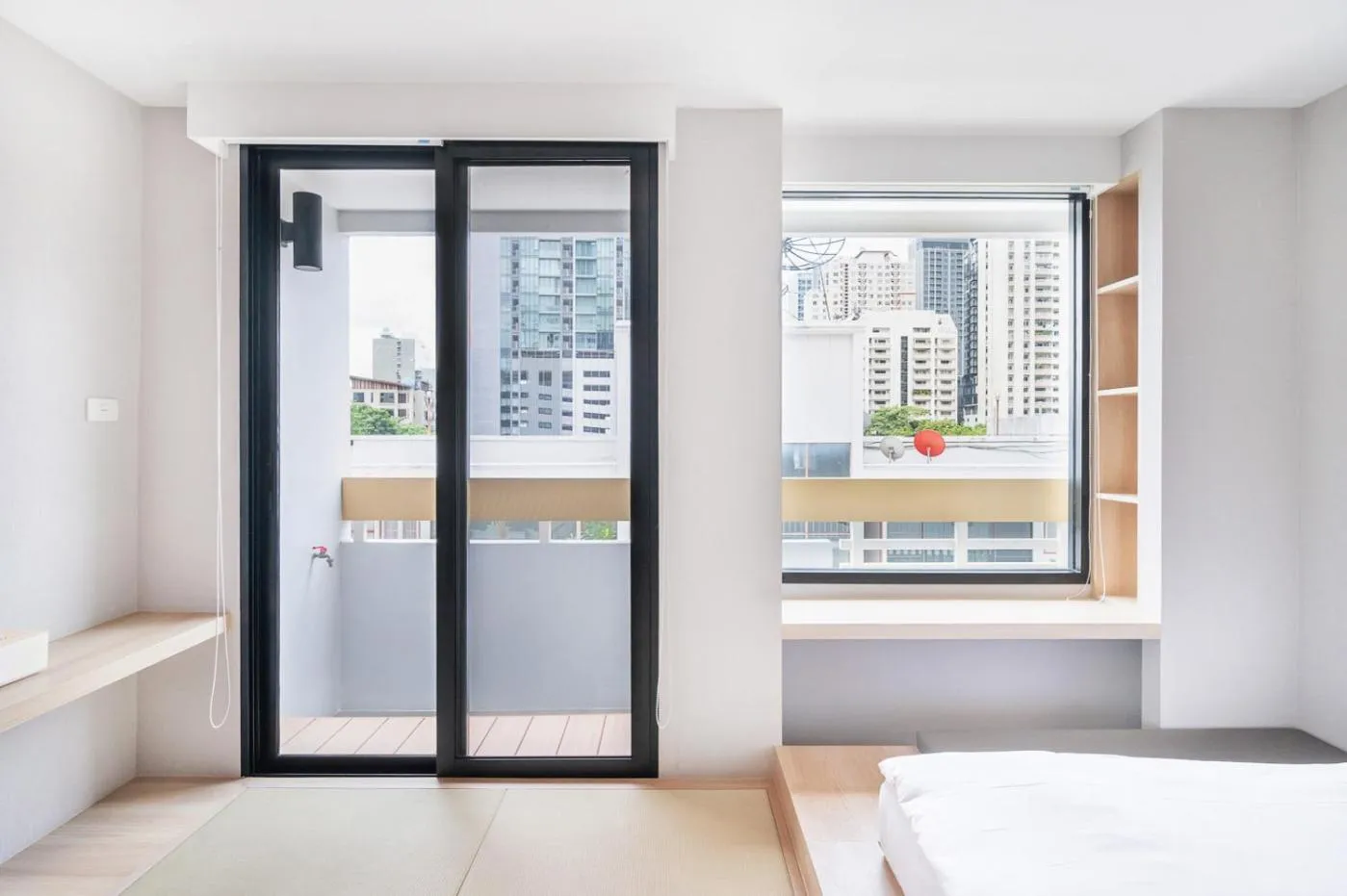 Balcony/Terrace, Bed in LiveZen Bangkok Sukhumvit