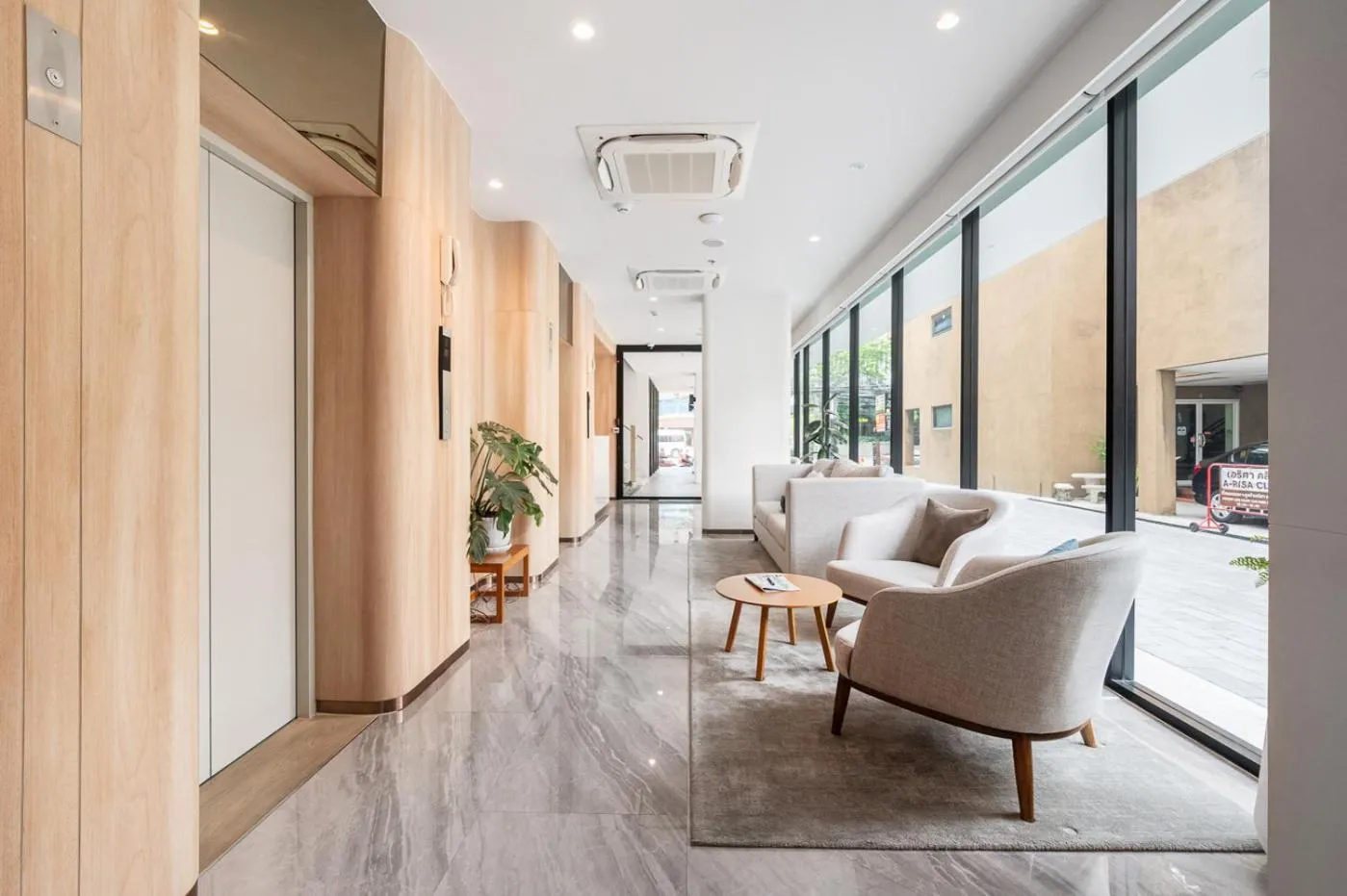 Lobby or reception in LiveZen Bangkok Sukhumvit