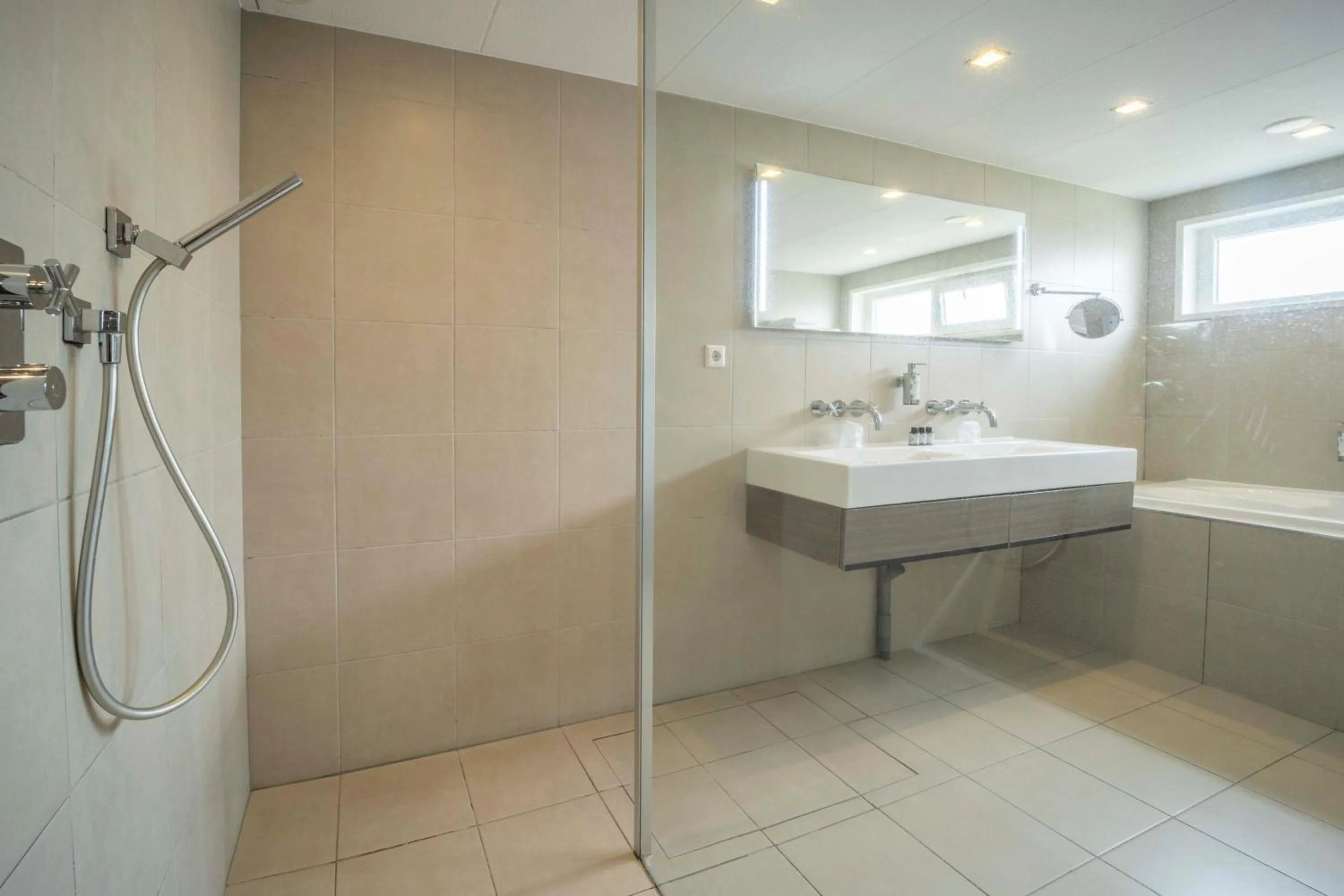 Shower in Fletcher Zuiderduin Beachhotel