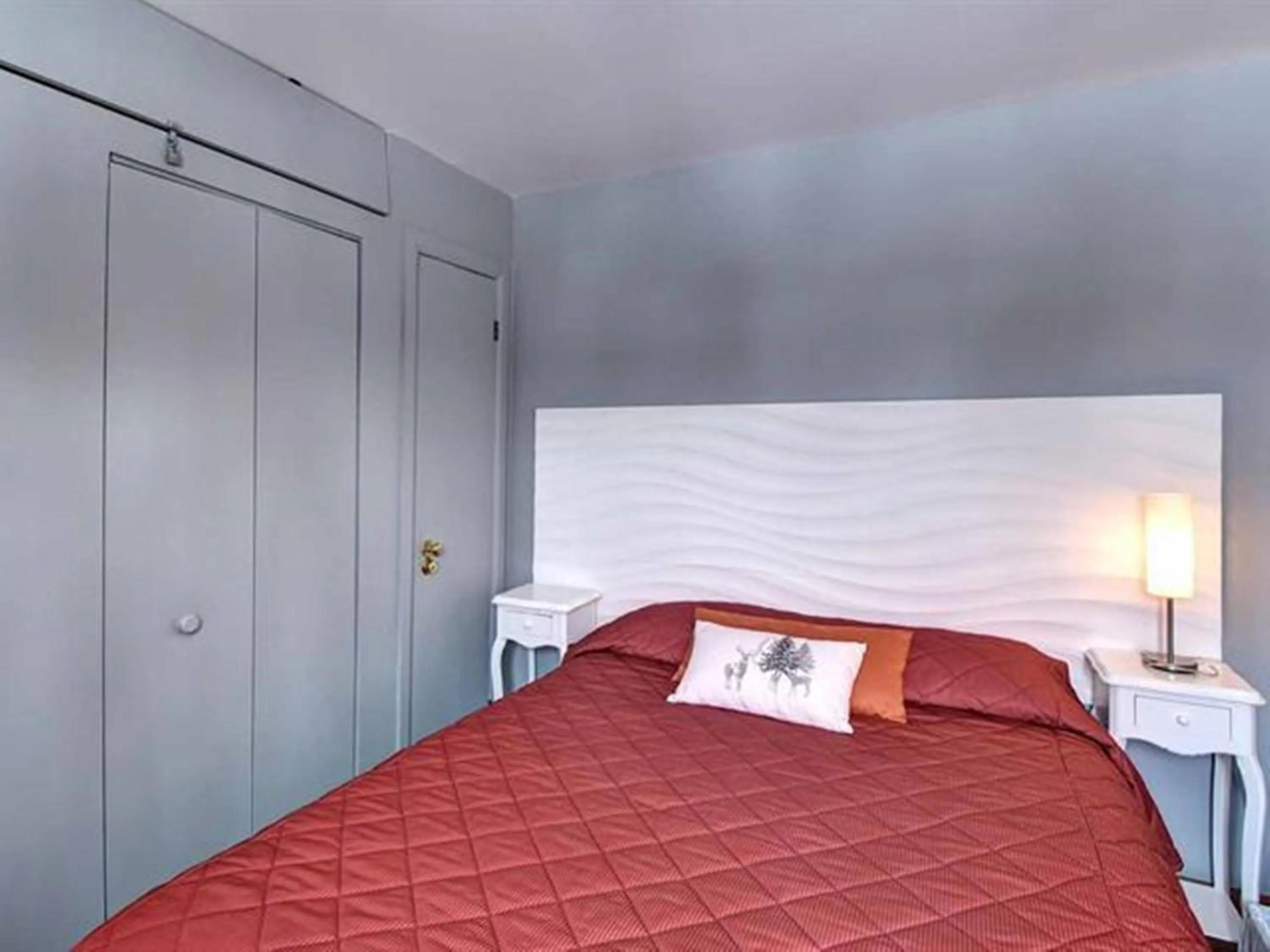 Bed in Bright Condo near the Lake by GLOBALSTAY