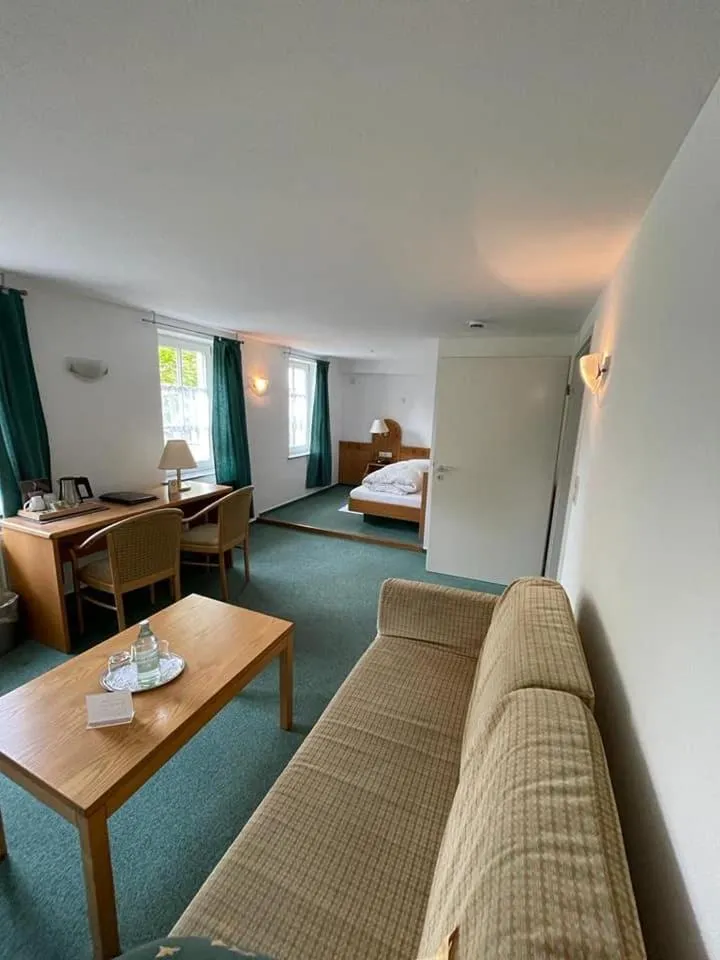 Living room, Bed in Hotel Württemberger Hof Garni