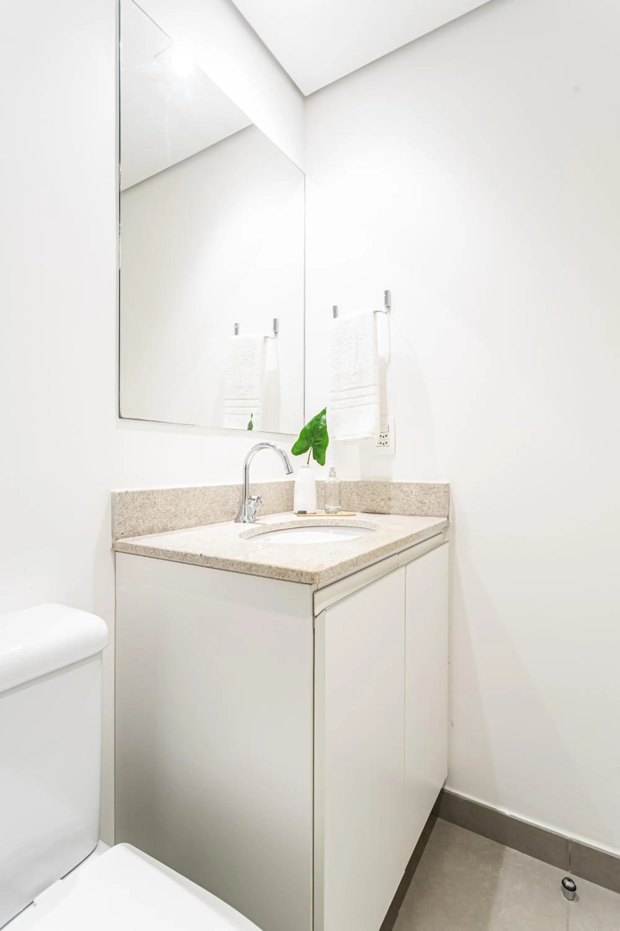 Bathroom in KASA by Viva - Prédio completo ao lado da Faria Lima