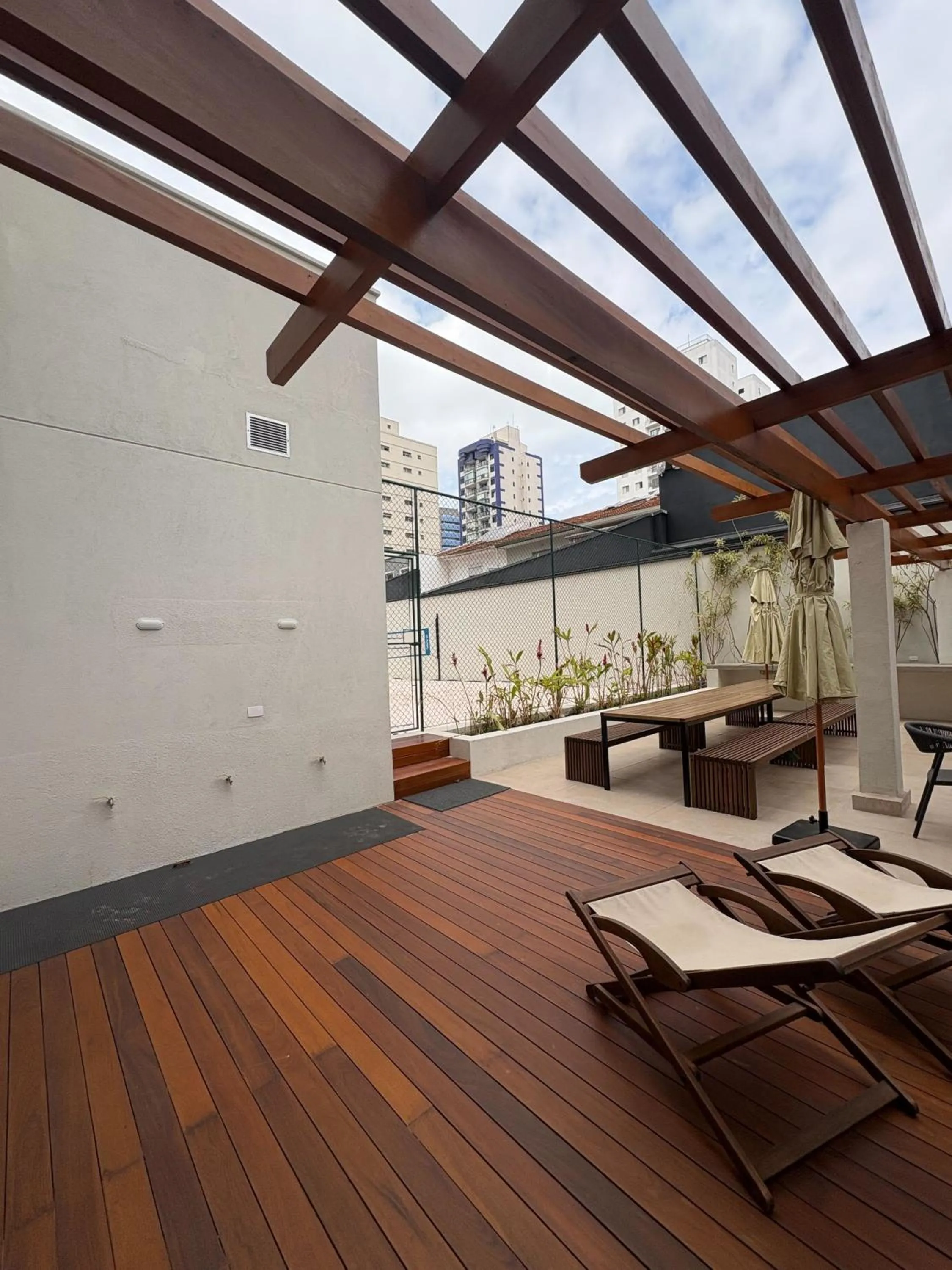 Tennis court in KASA by Viva - Prédio completo ao lado da Faria Lima