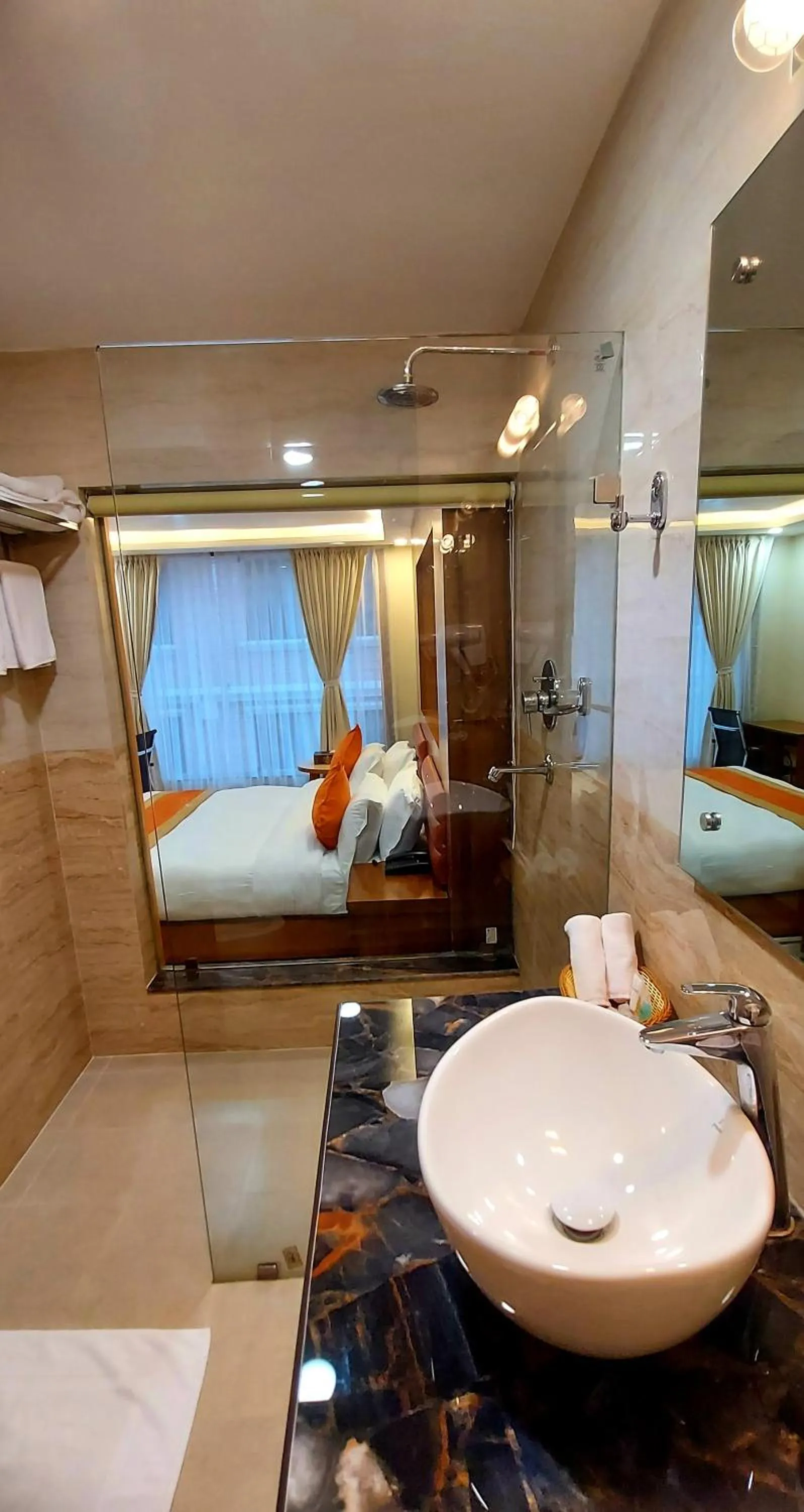 Shower, Bed in Hotel Yakroo Manang