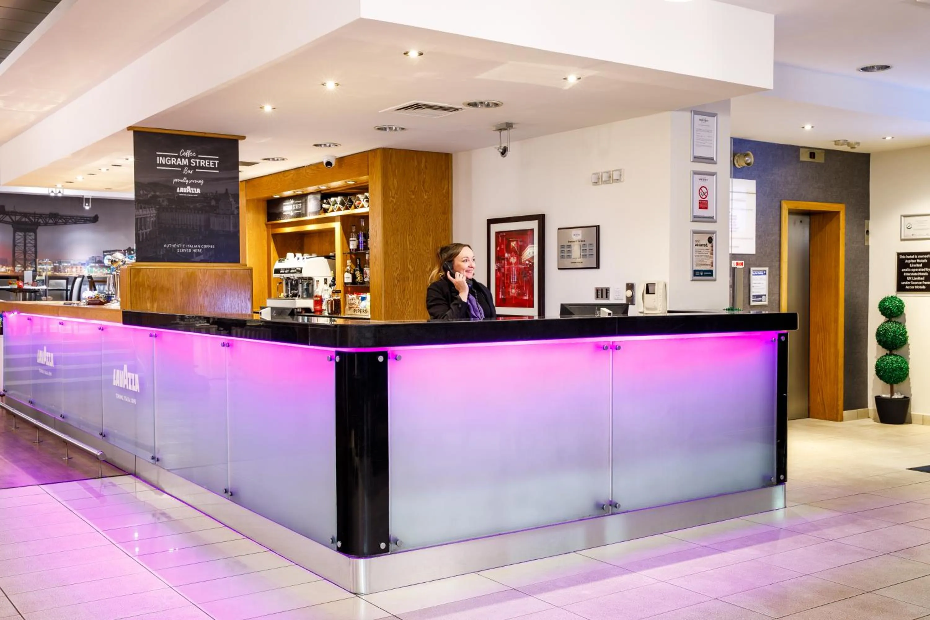 Lobby or reception in Mercure Glasgow City Hotel