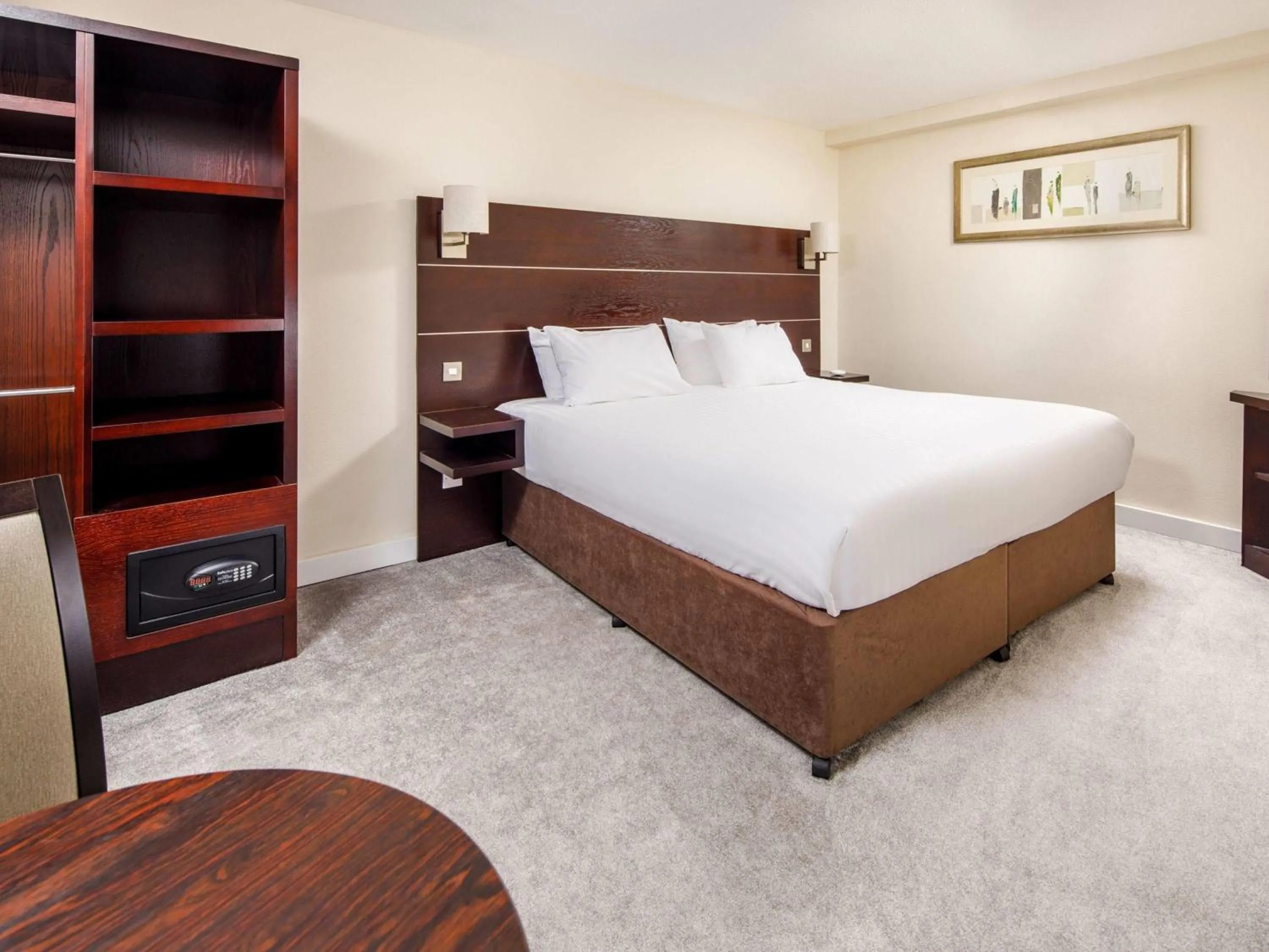 Bedroom, Bed in Mercure Glasgow City Hotel