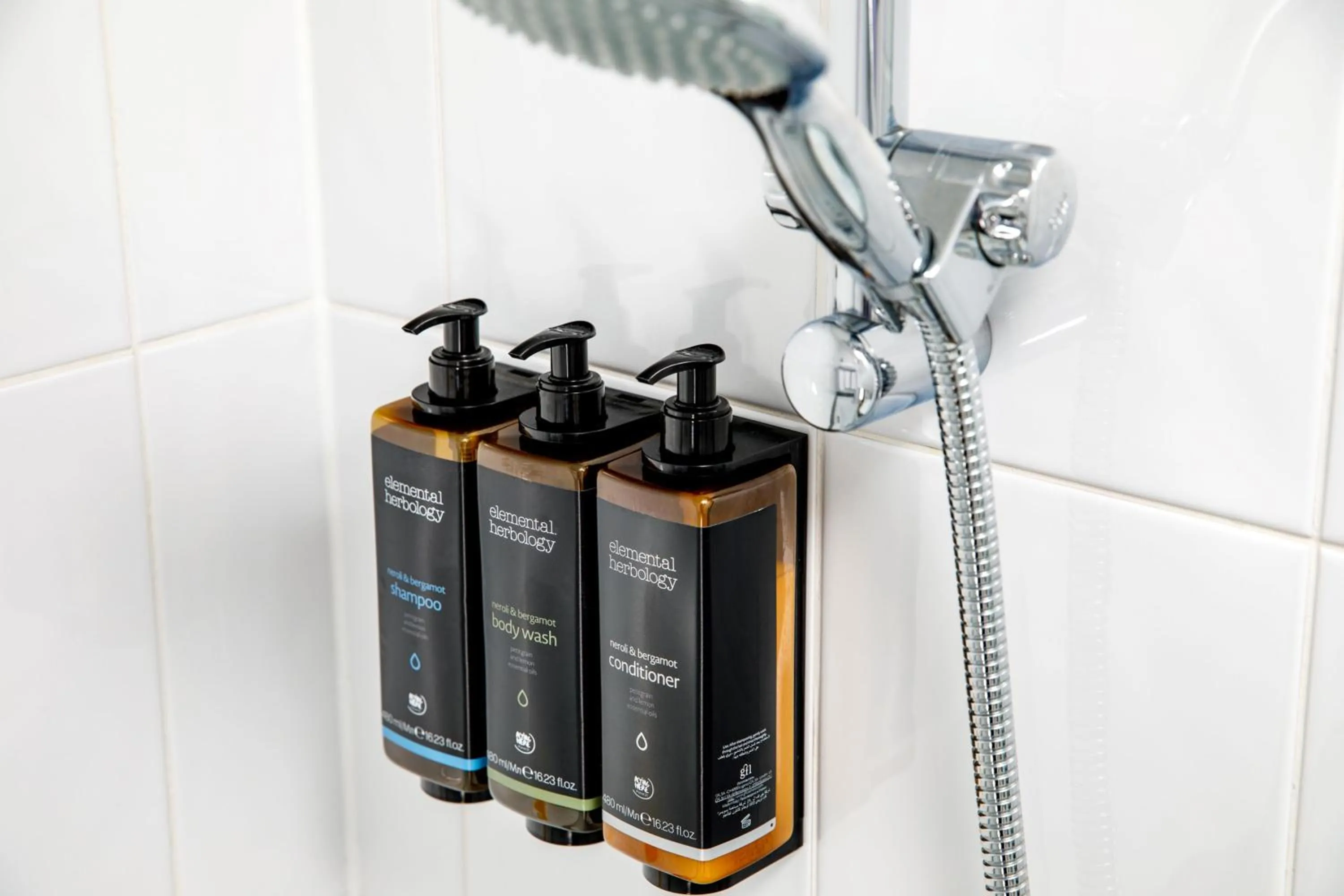 Bathroom in Mercure Glasgow City Hotel