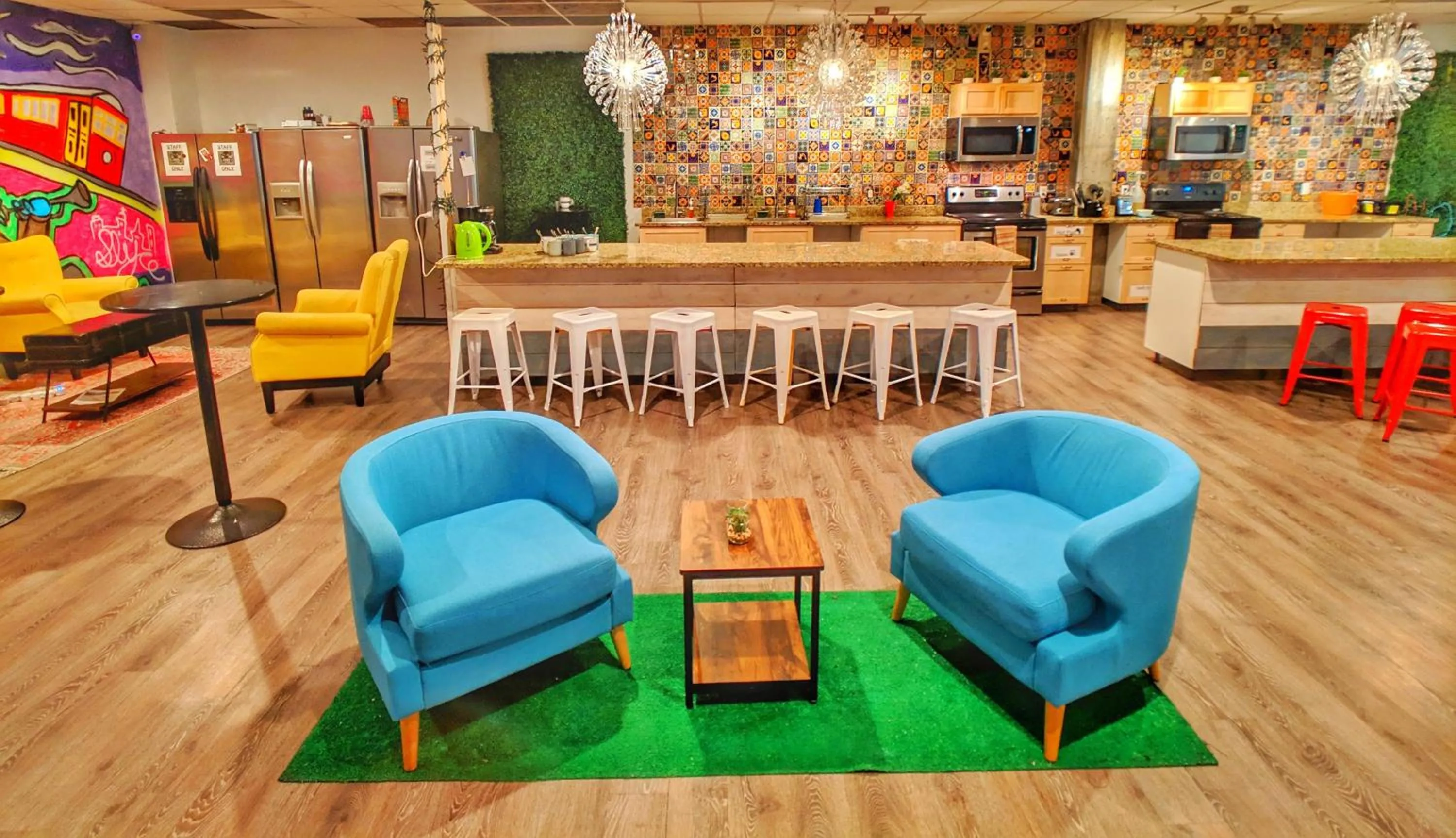 Communal lounge/ TV room in City House New Orleans Samesun