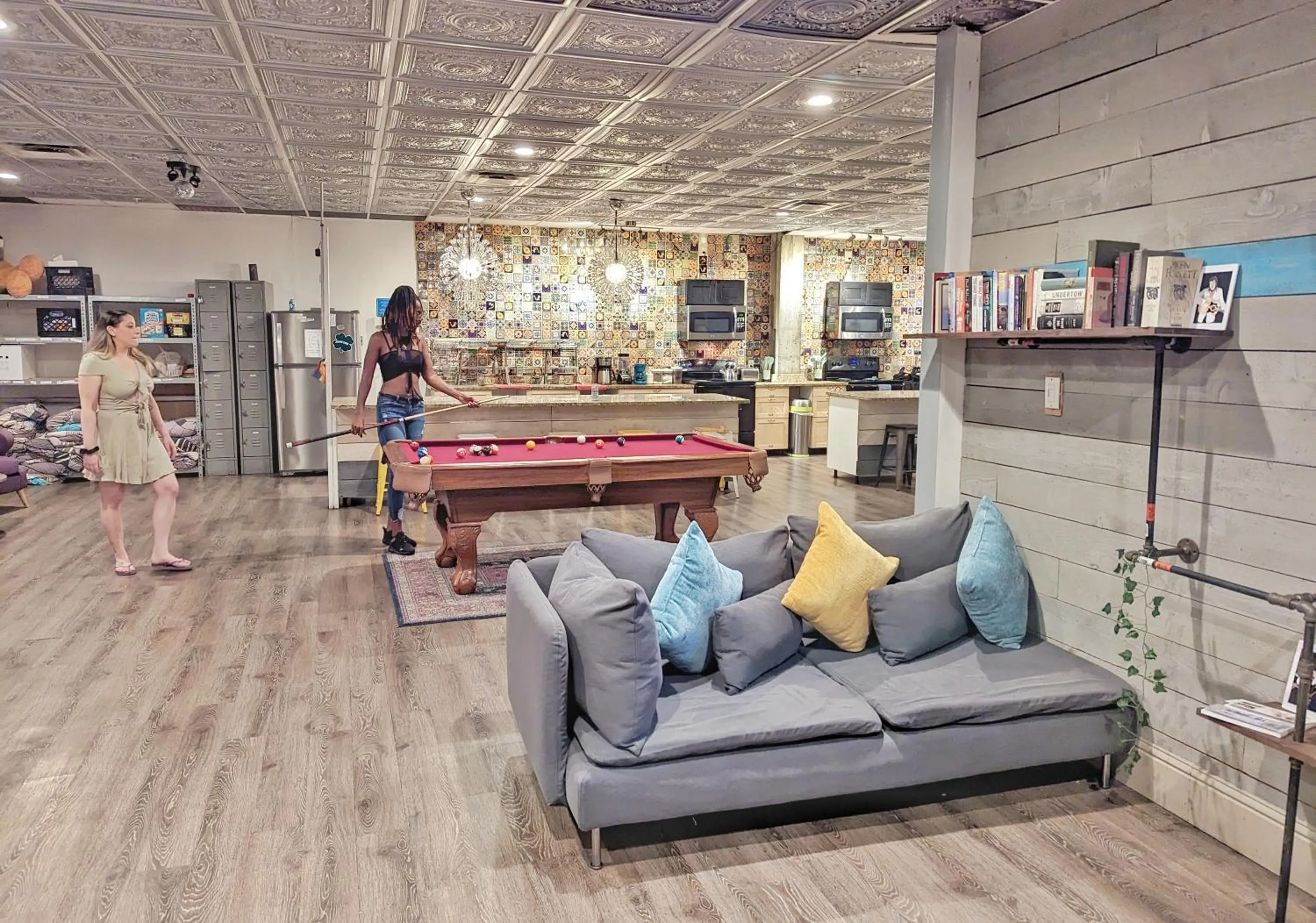 Communal lounge/ TV room in City House New Orleans Samesun