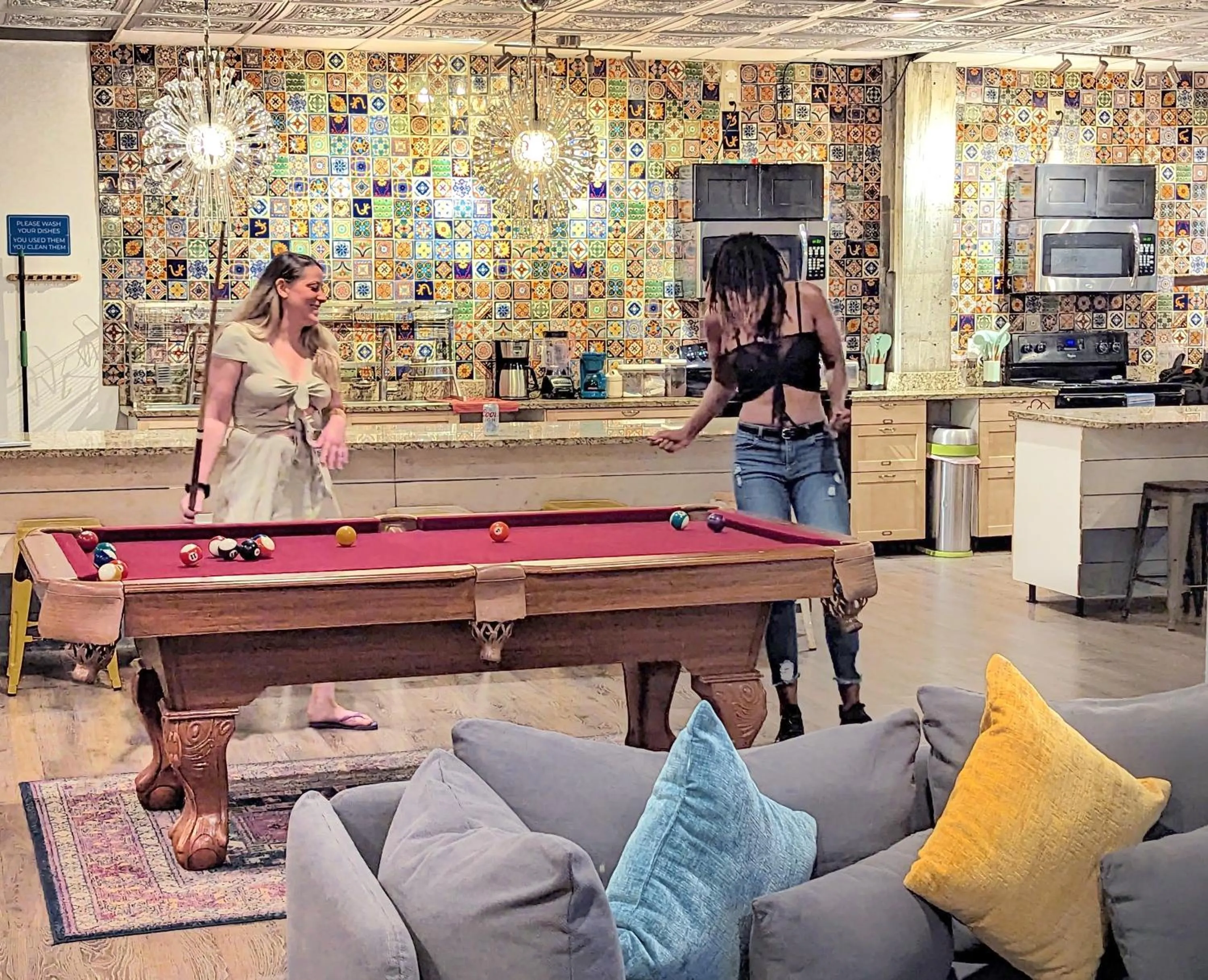 Communal lounge/ TV room in City House New Orleans Samesun