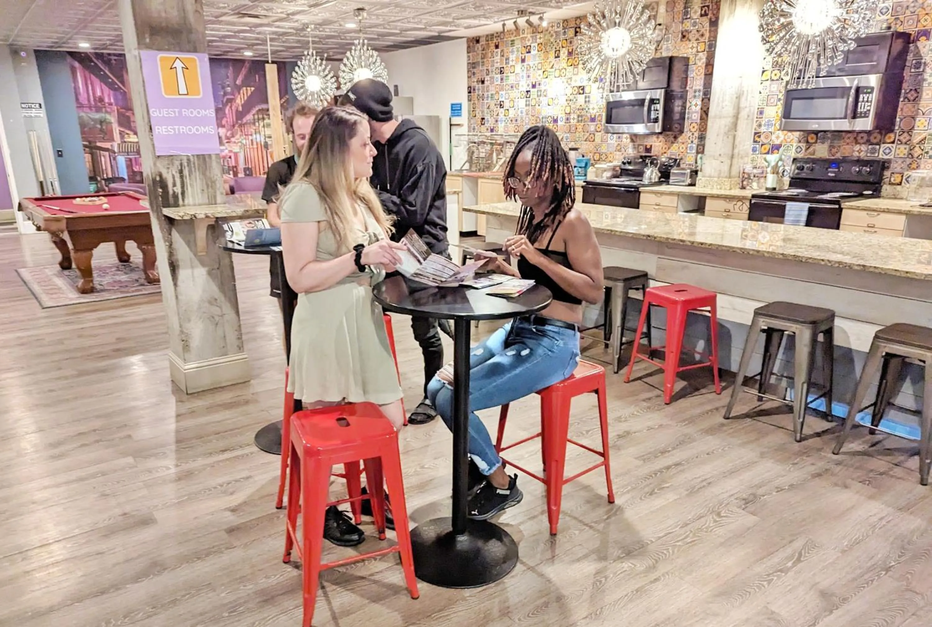 Communal lounge/ TV room in City House New Orleans Samesun