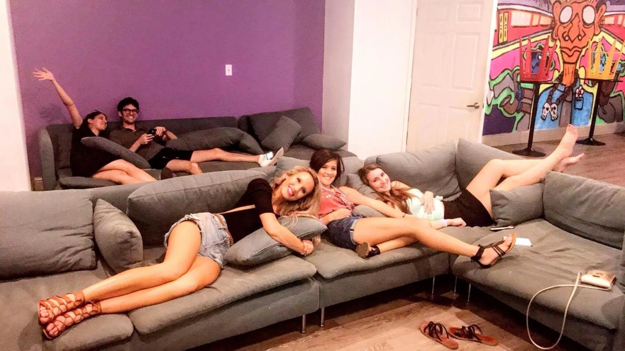 Communal lounge/ TV room in City House New Orleans Samesun