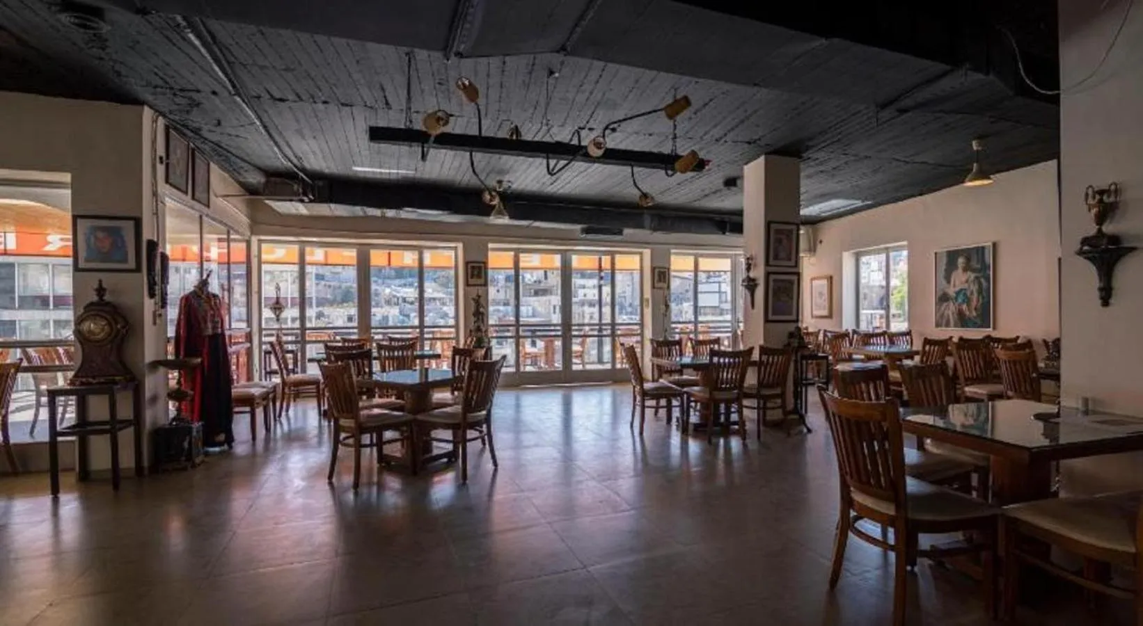 Restaurant/places to eat in Art Hotel Downtown