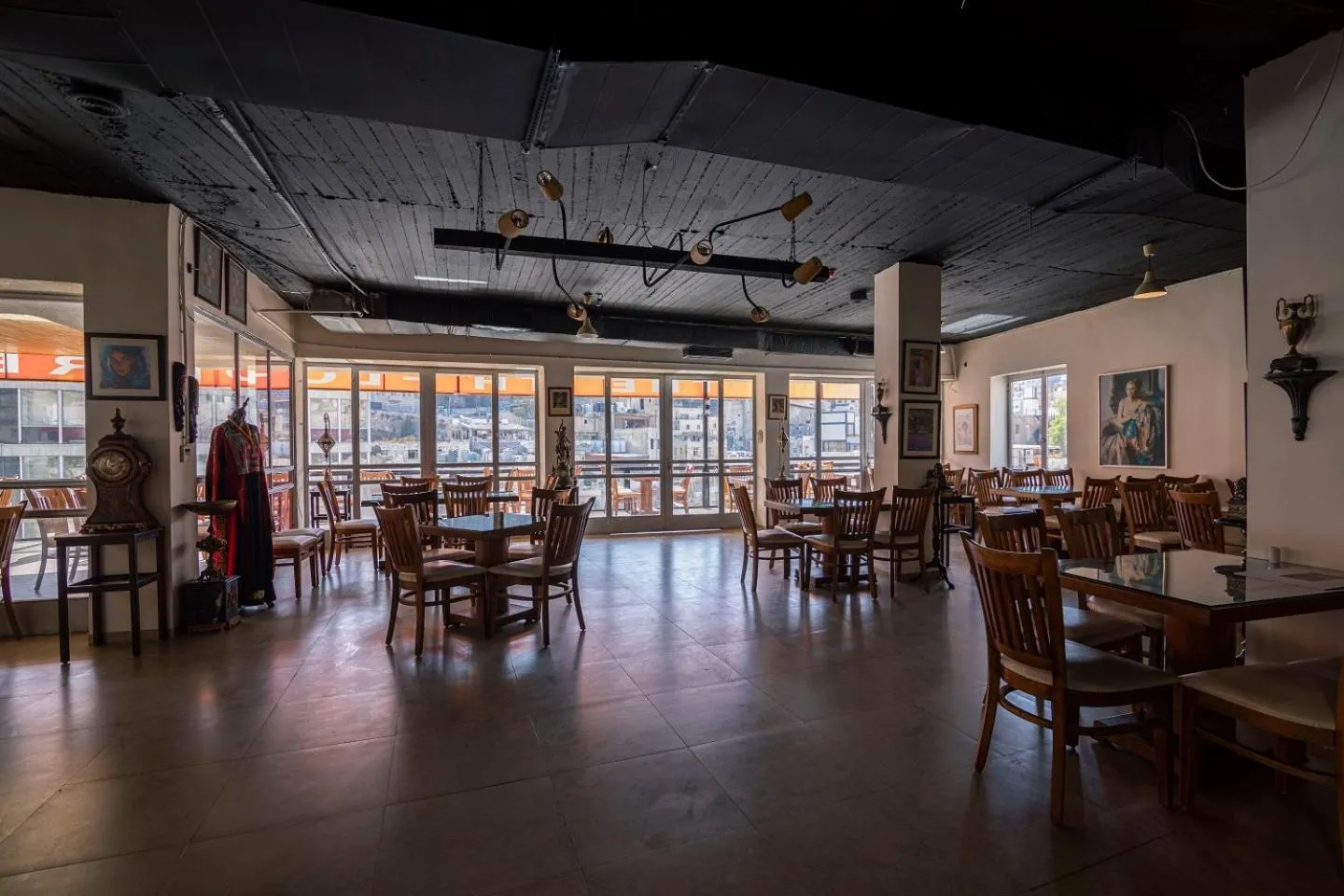 Restaurant/places to eat in Art Hotel Downtown