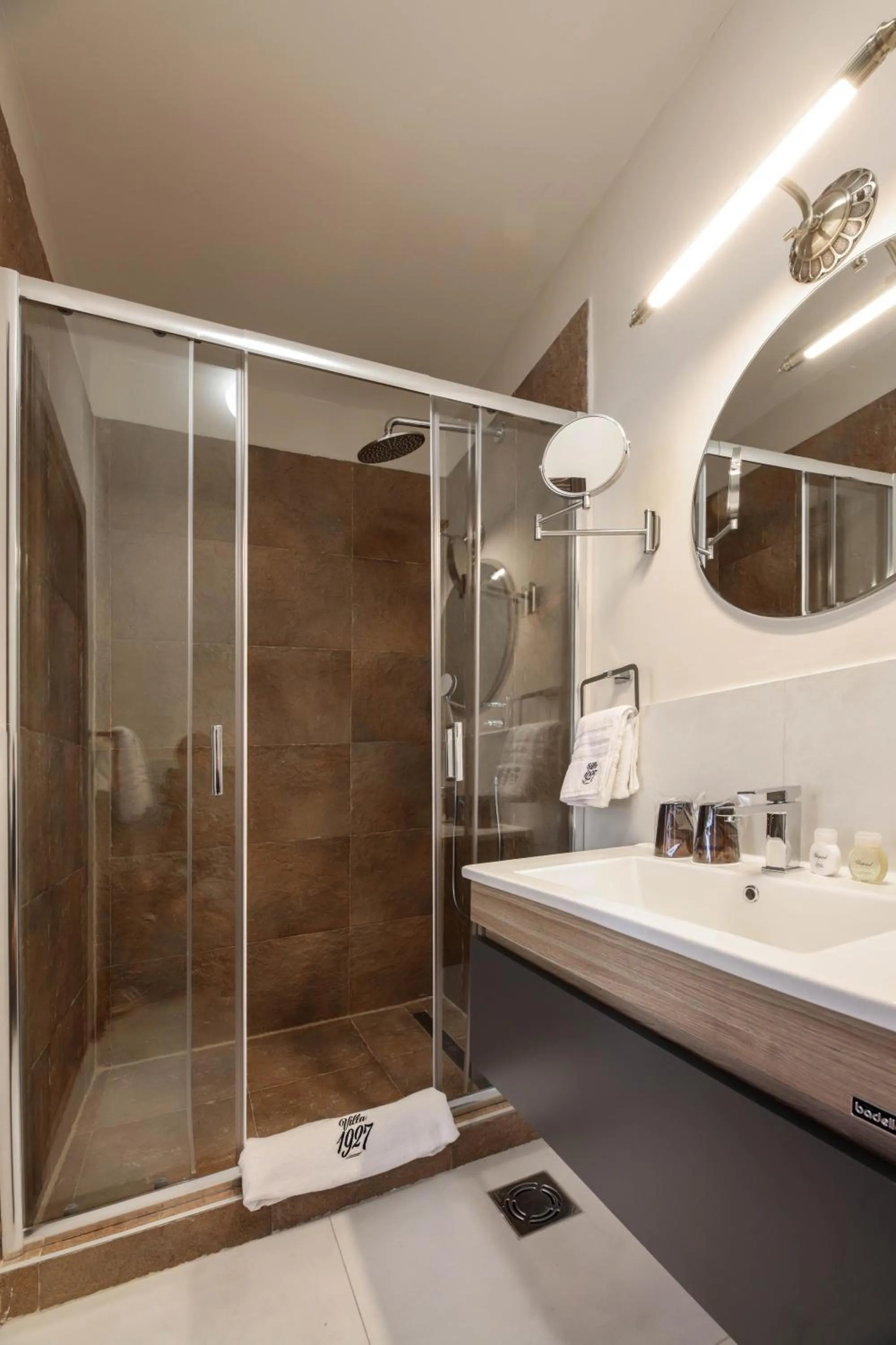 Shower in Villa 1927