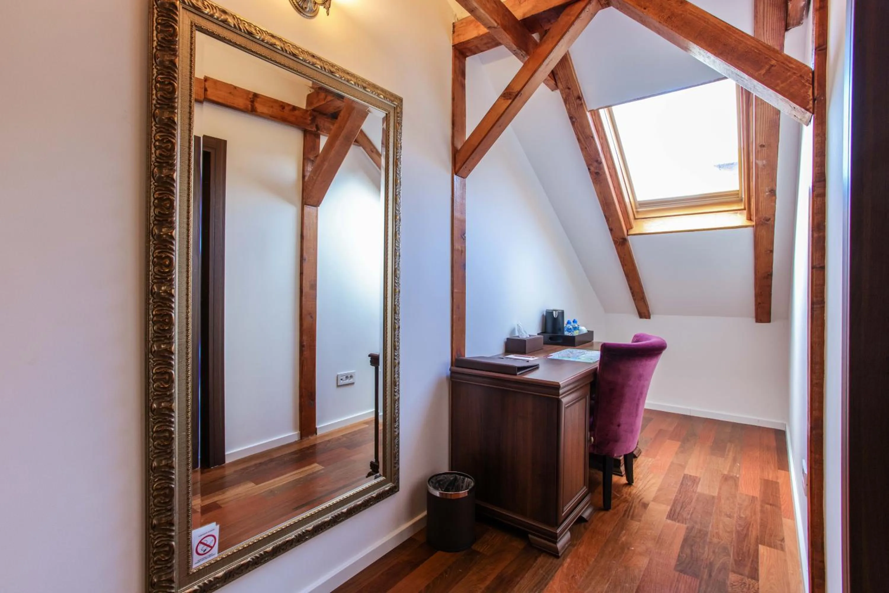 hair dresser in Villa 1927