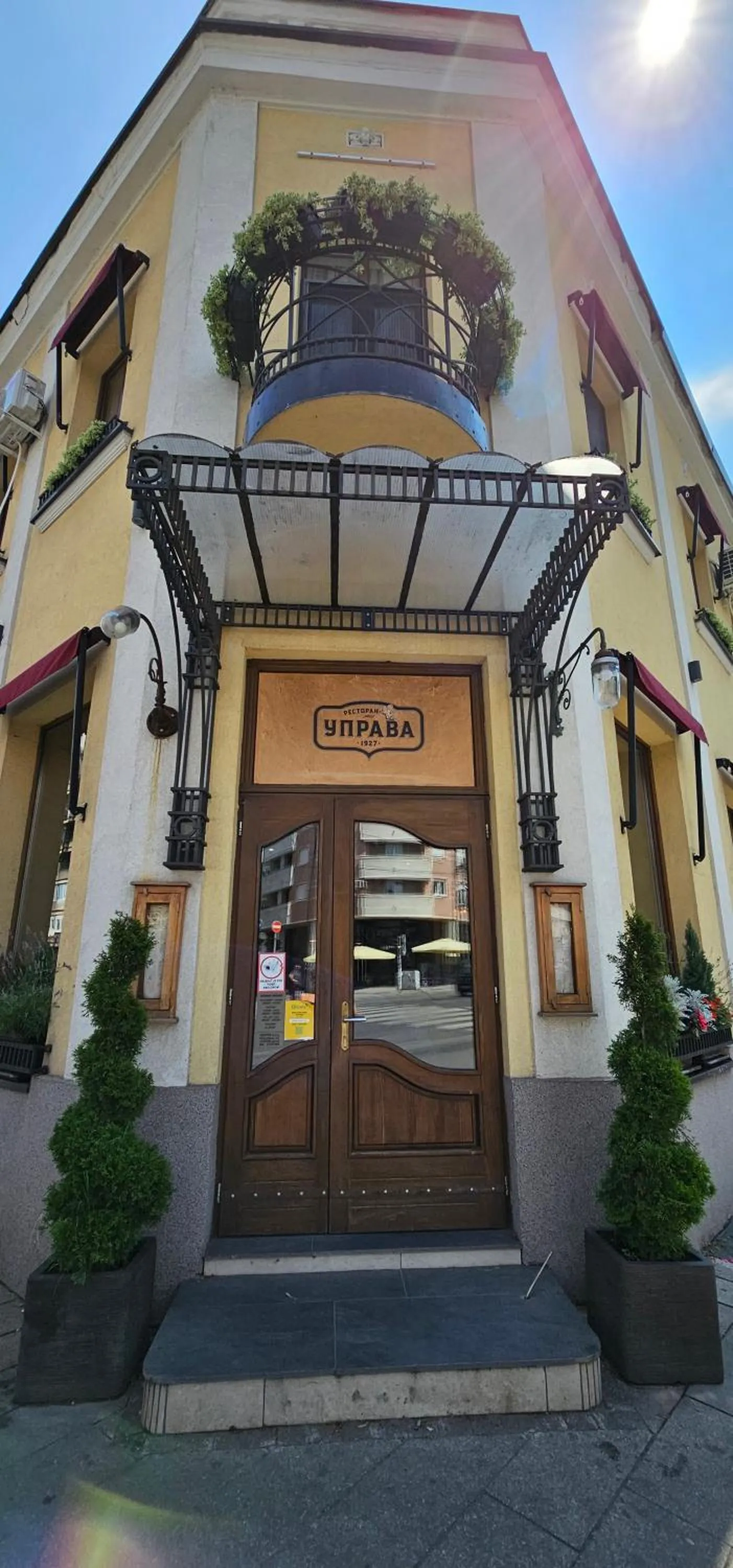 Restaurant/places to eat in Villa 1927