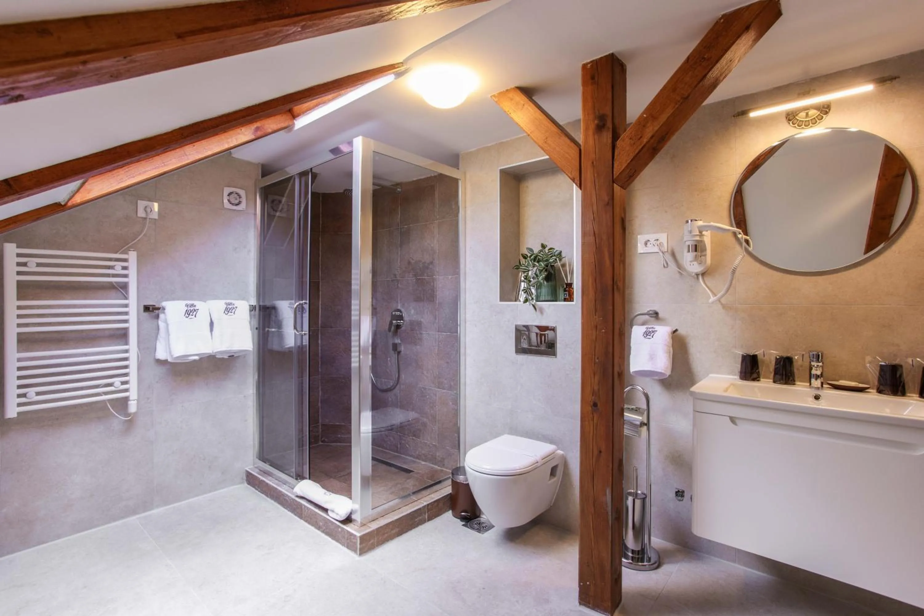 Shower in Villa 1927