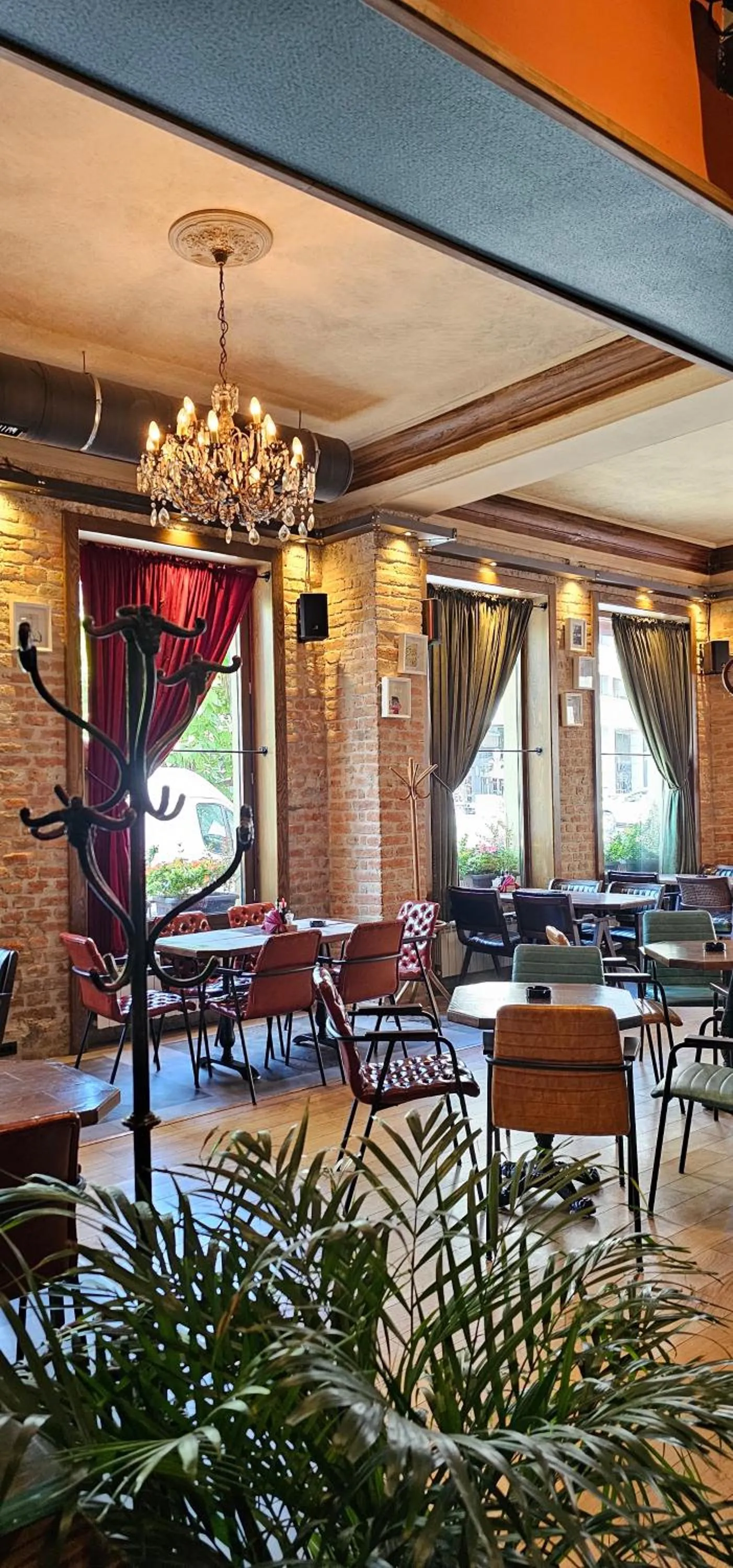 Restaurant/places to eat in Villa 1927