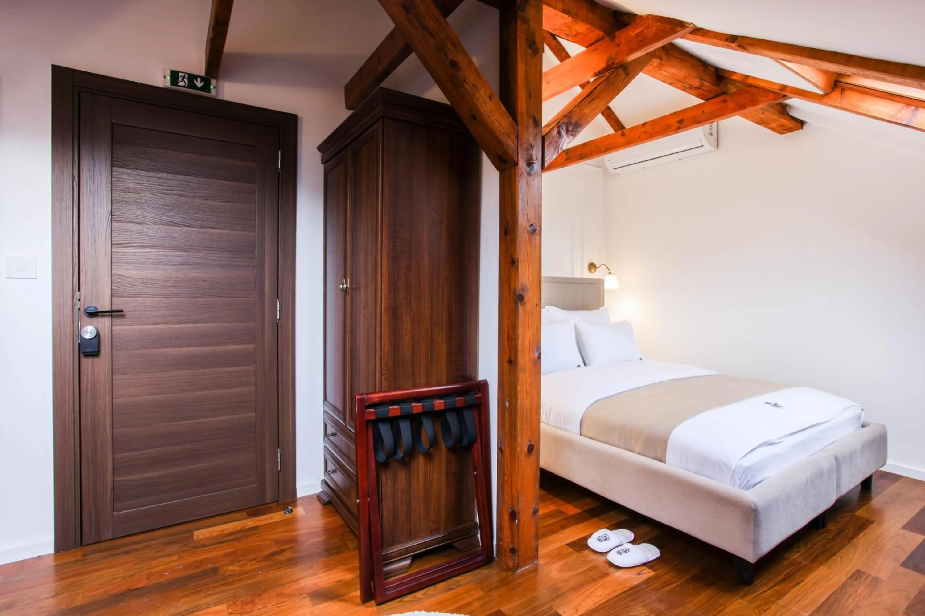 wardrobe, Bed in Villa 1927