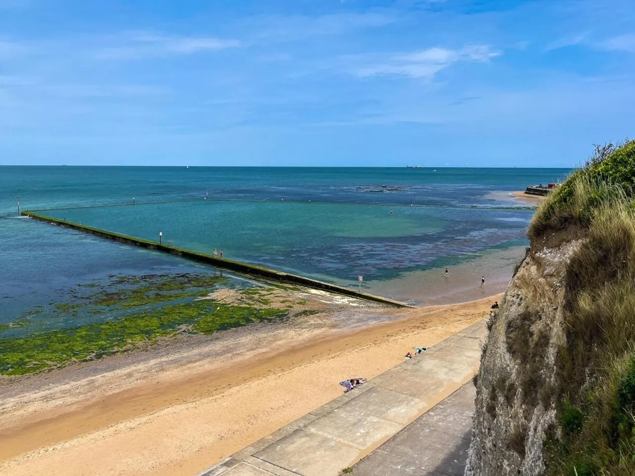 Beach in Walpole Bay 2 bed Stunning Garden Apt By Adliv