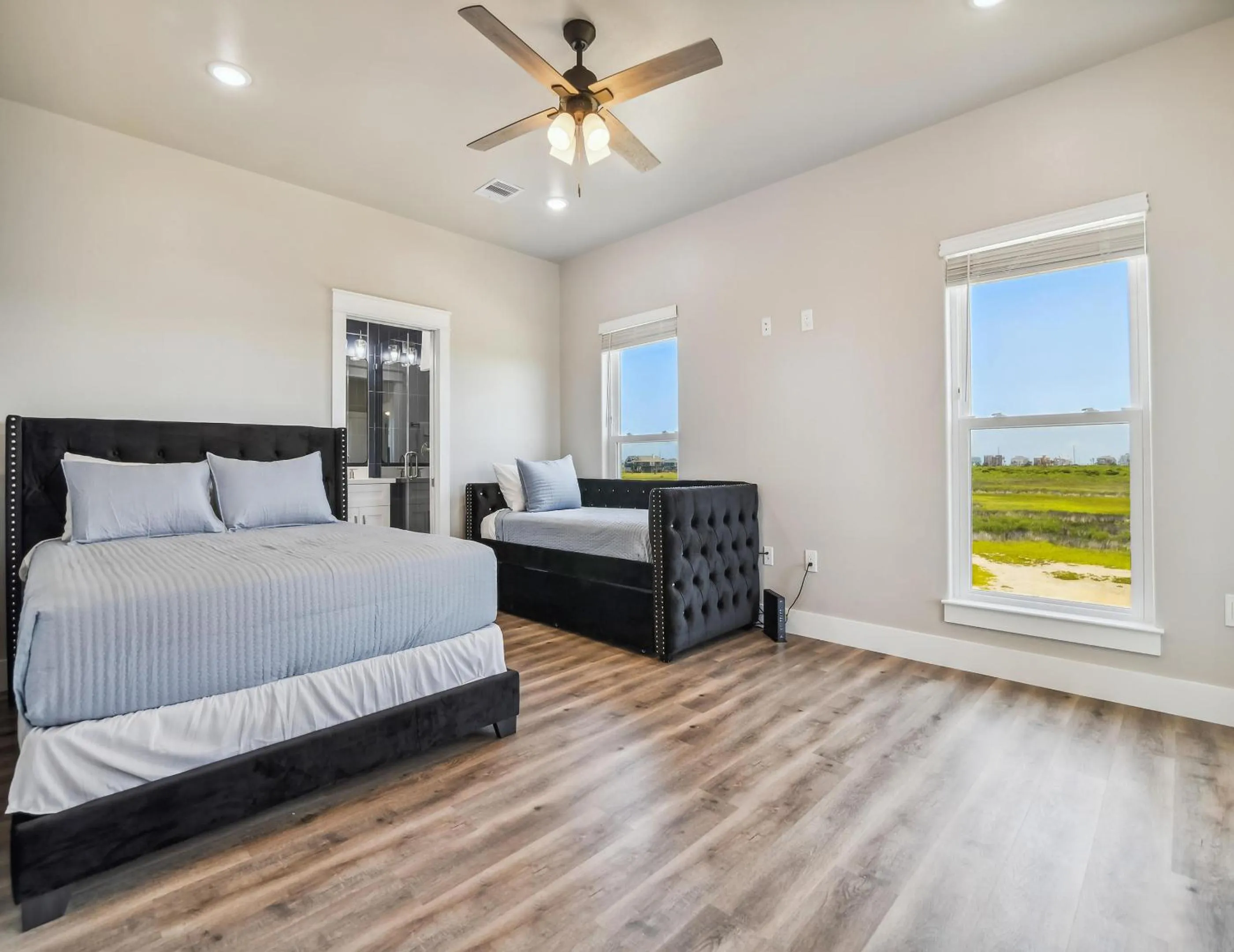 Bed in Bayfront Nirvana!