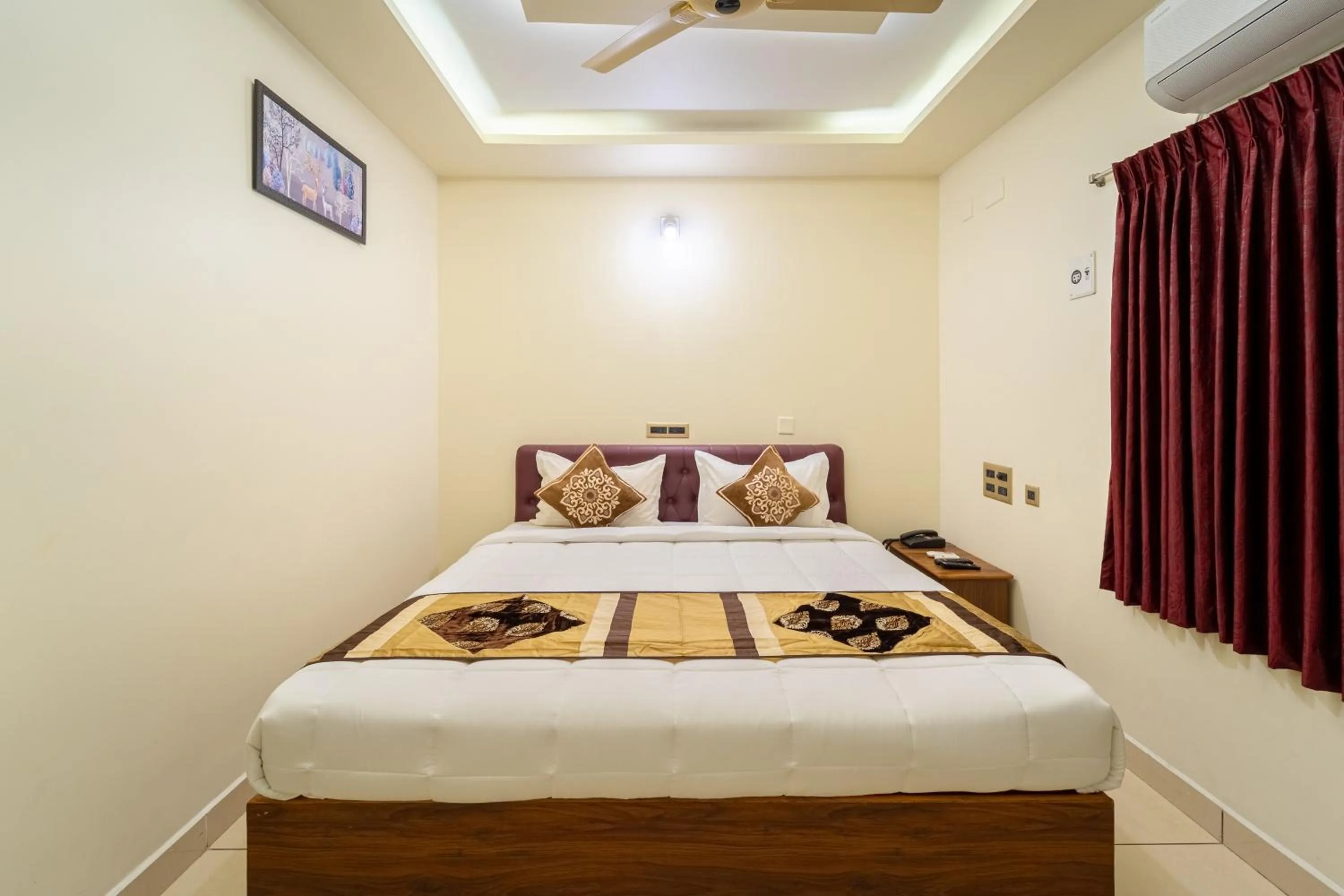 Photo of the whole room in Pondy Stay