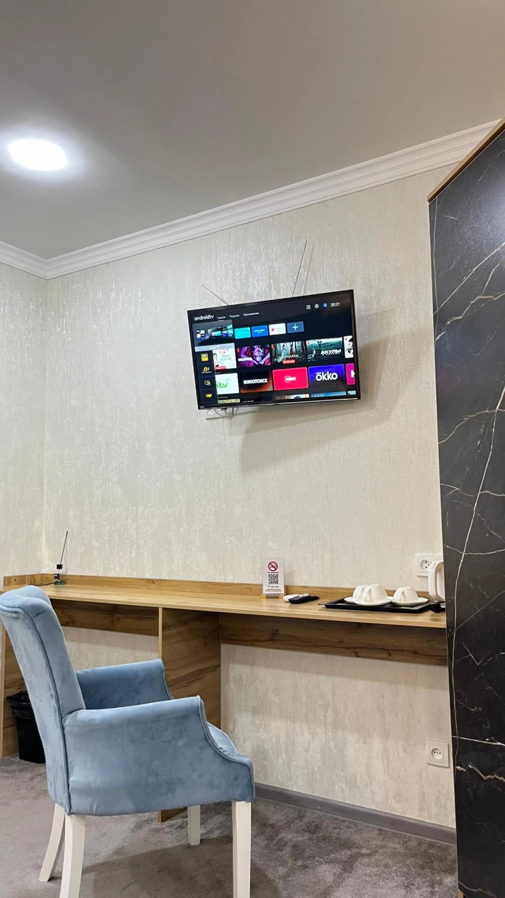 Communal lounge/ TV room in Sharq hotel