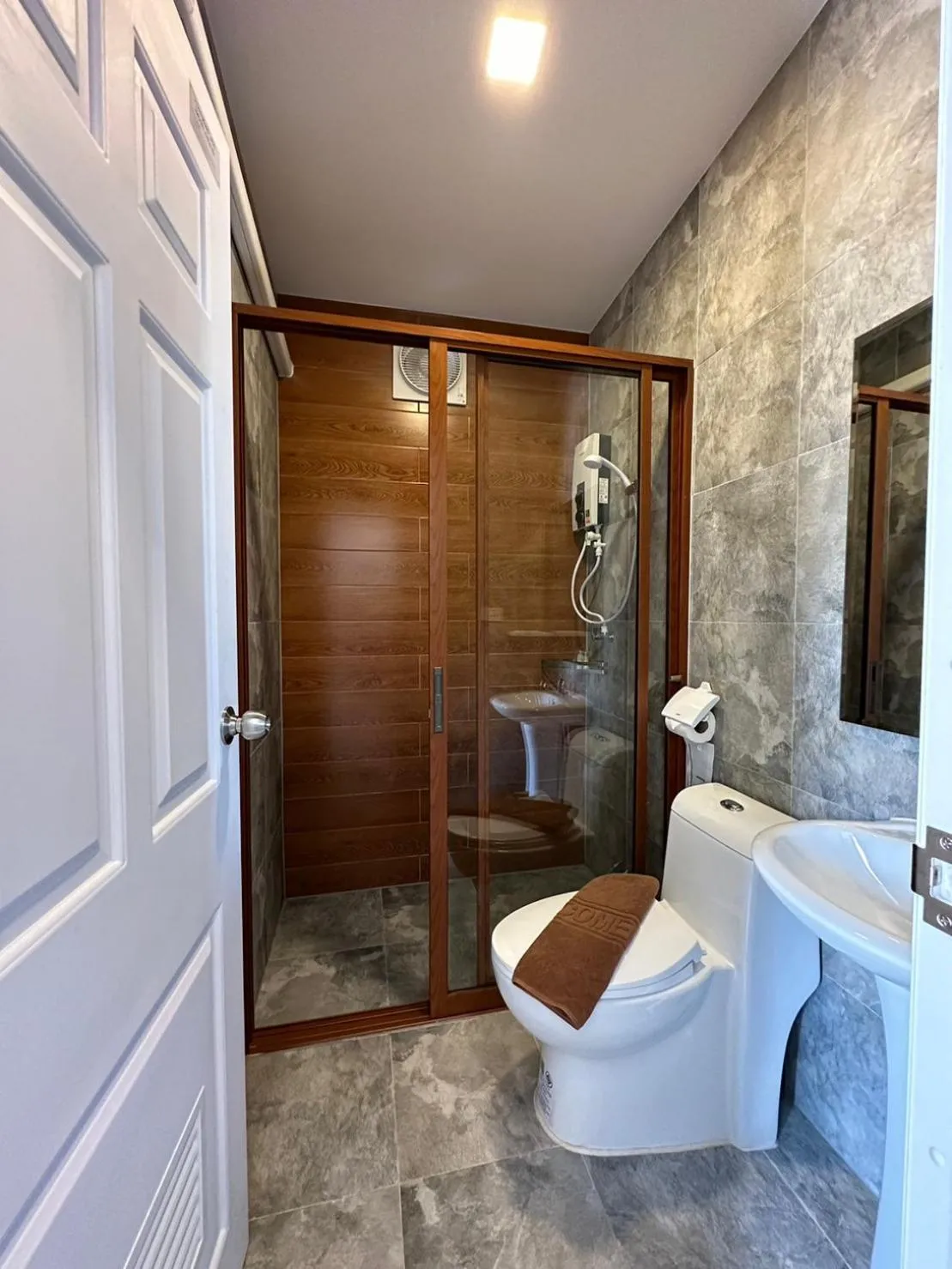 Shower in Na Khonglong