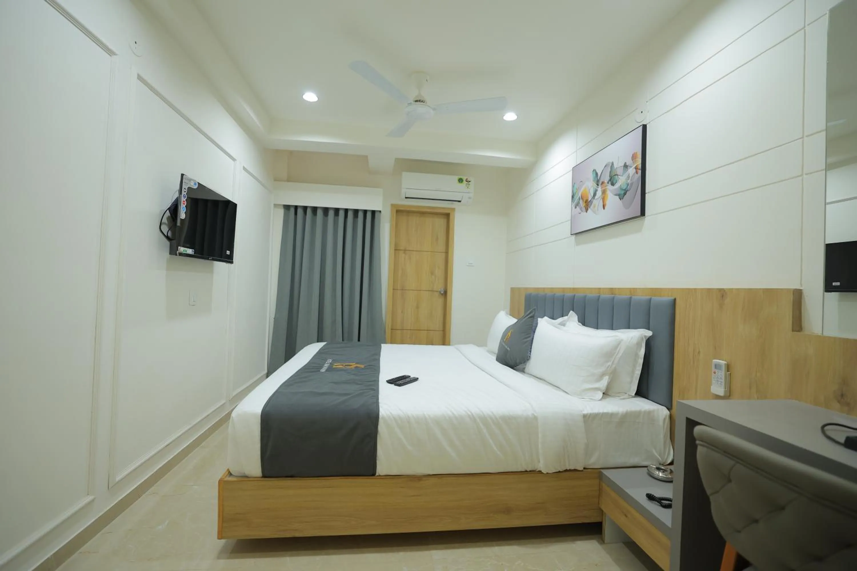 Communal lounge/ TV room in Hotel Shayan Inn