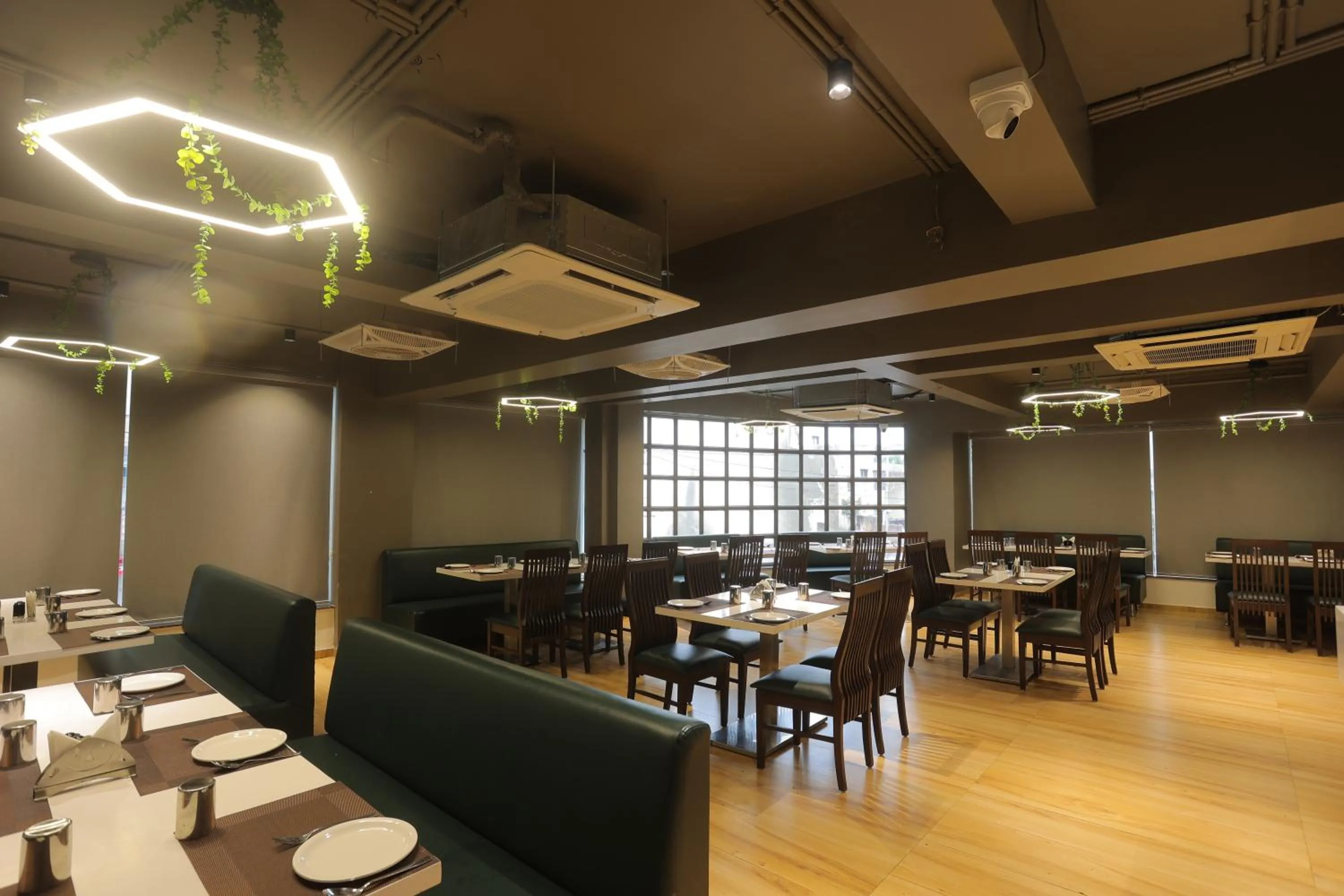 Restaurant/places to eat in Hotel Shayan Inn