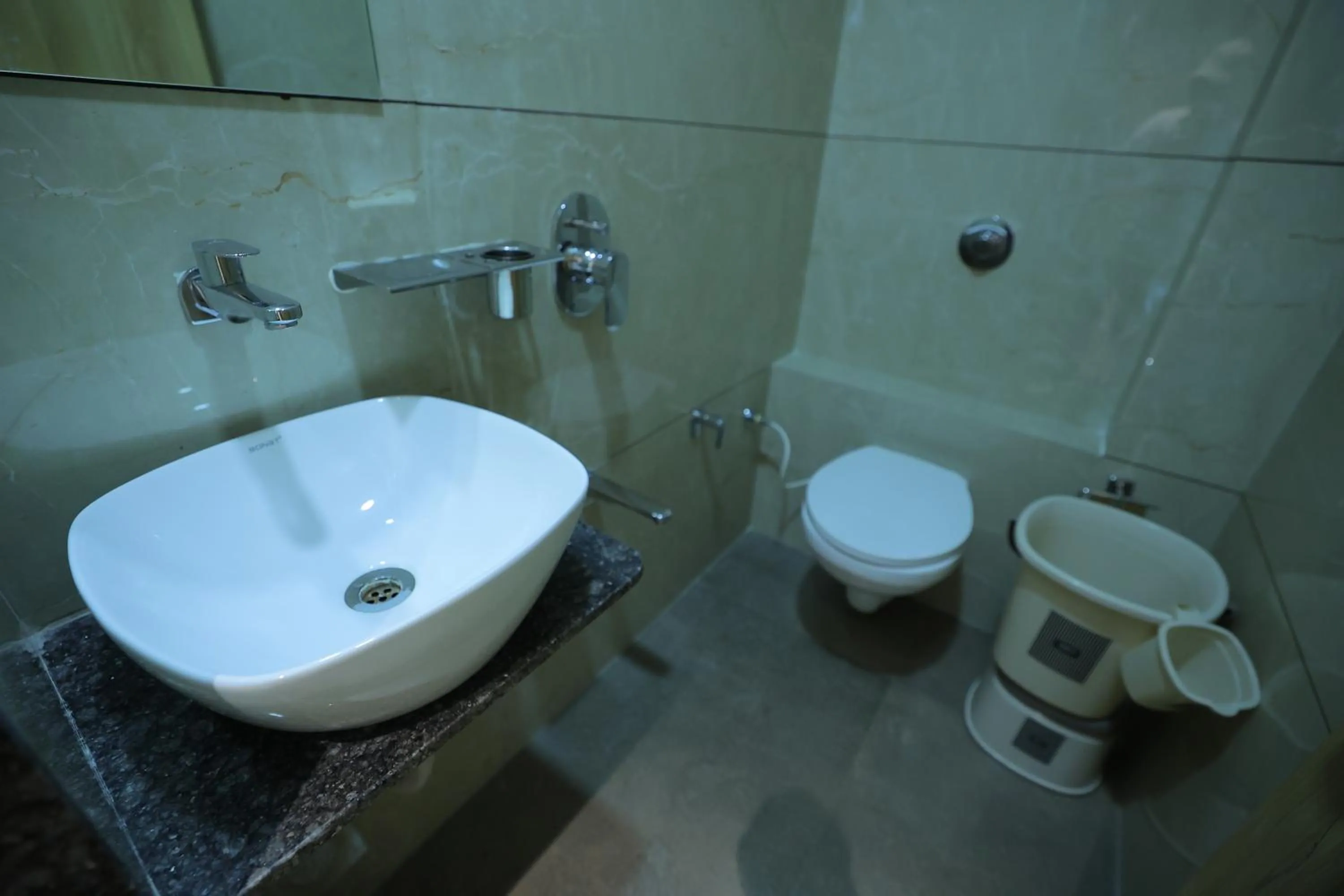 Shower in Hotel Shayan Inn