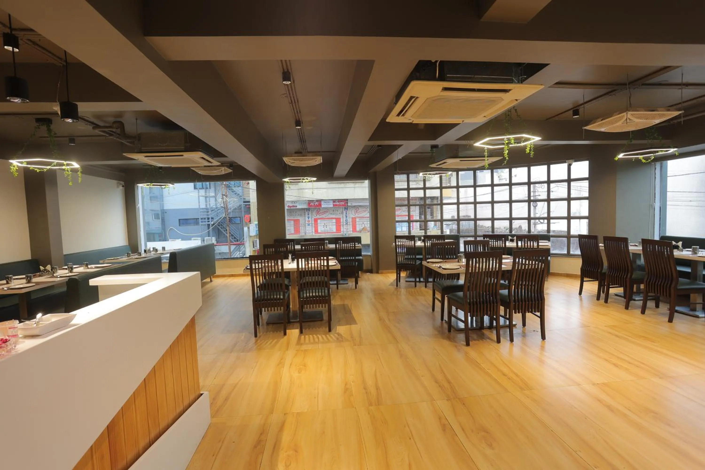 Restaurant/places to eat in Hotel Shayan Inn